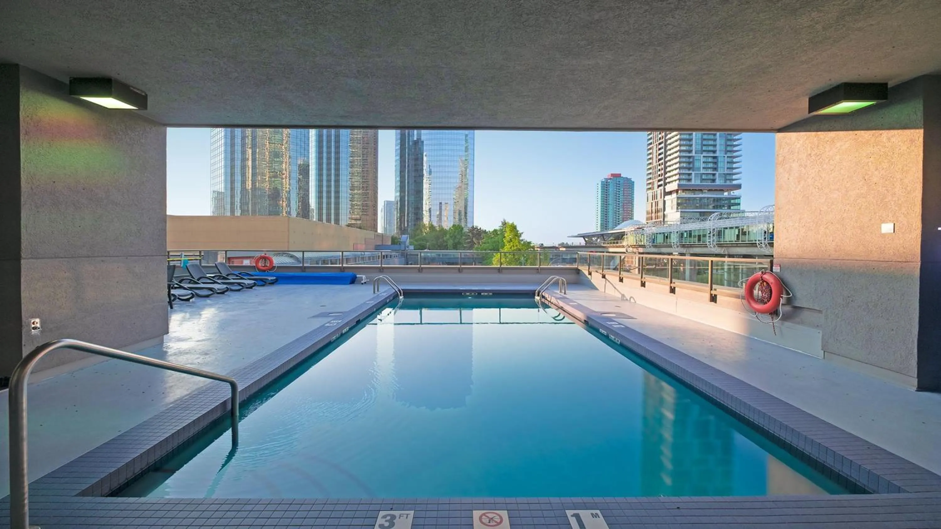 Swimming pool in Holiday Inn Express Vancouver-Metrotown (Burnaby)