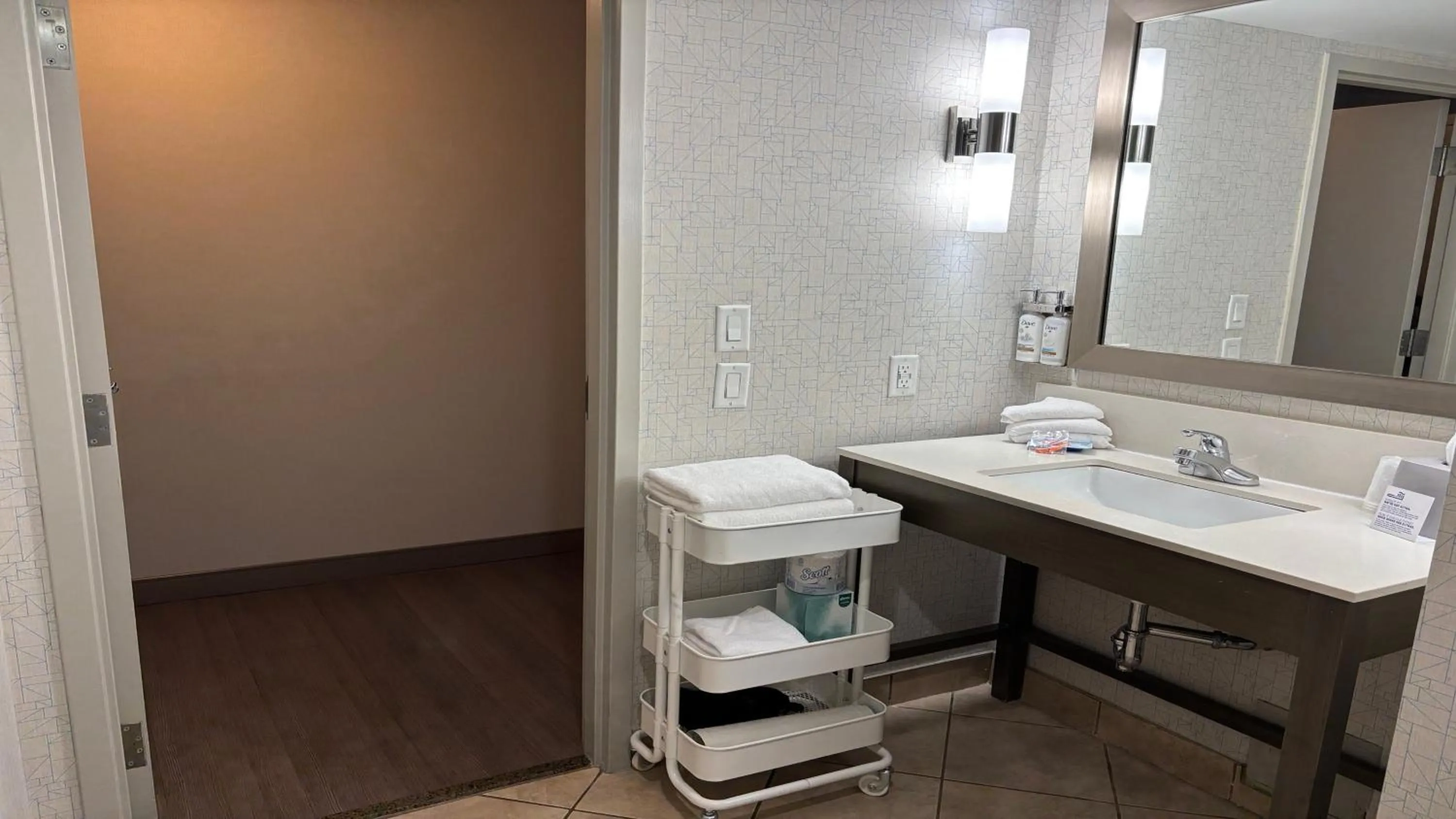 Photo of the whole room in Holiday Inn Express Vancouver-Metrotown (Burnaby)