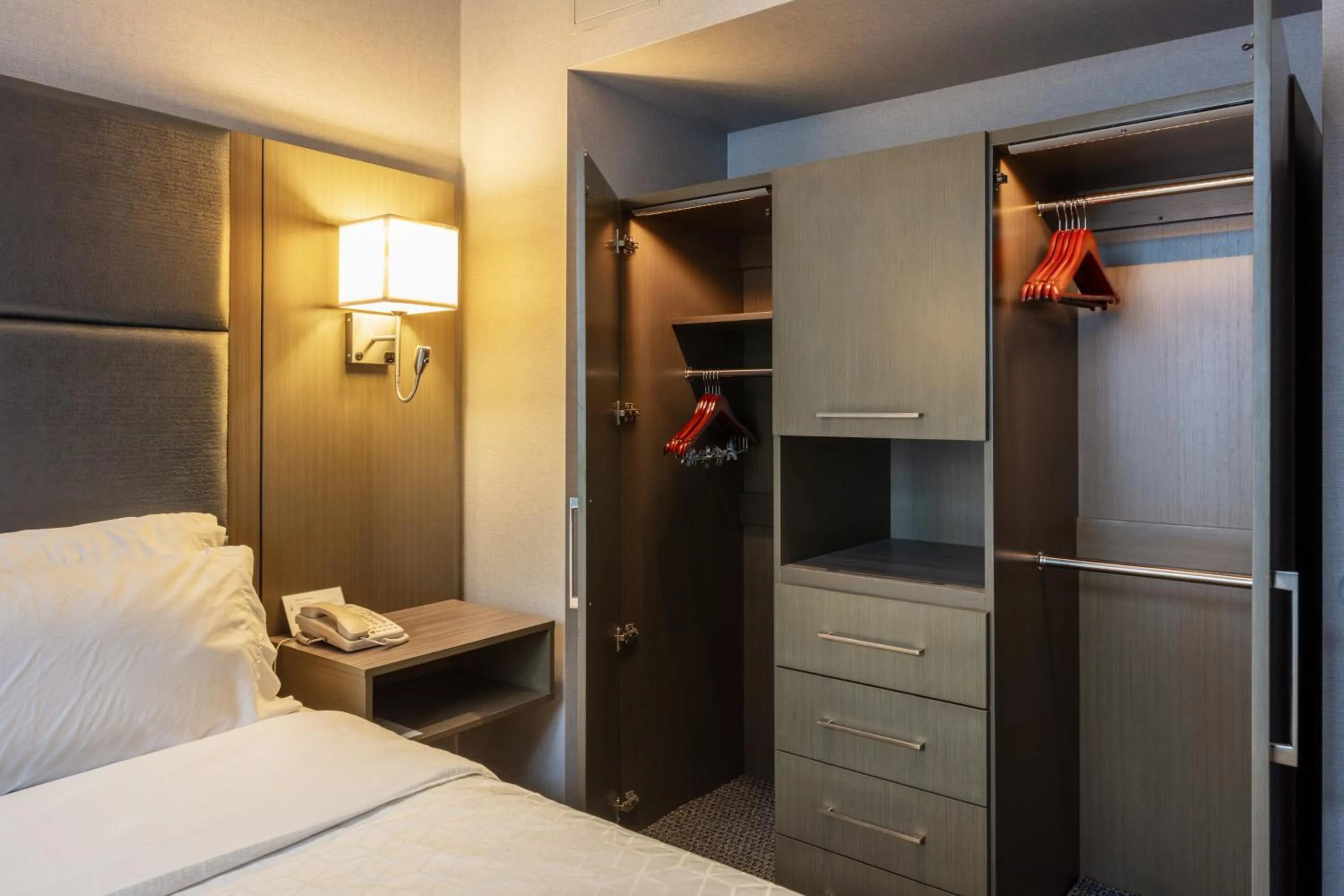 Photo of the whole room, Bed in Holiday Inn Express & Suites Riverport Richmond by IHG