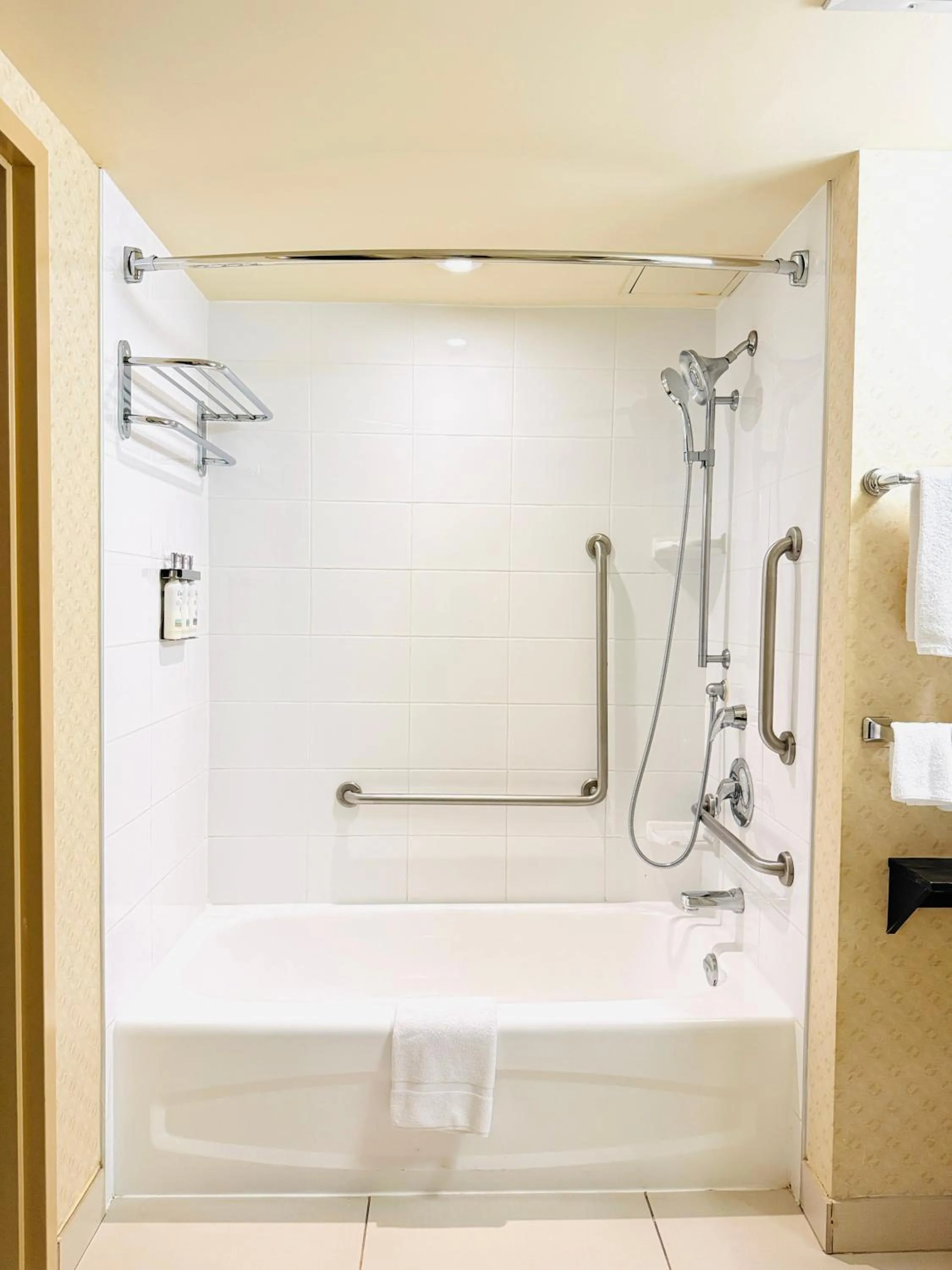 Bathroom in Holiday Inn Express & Suites Riverport Richmond by IHG