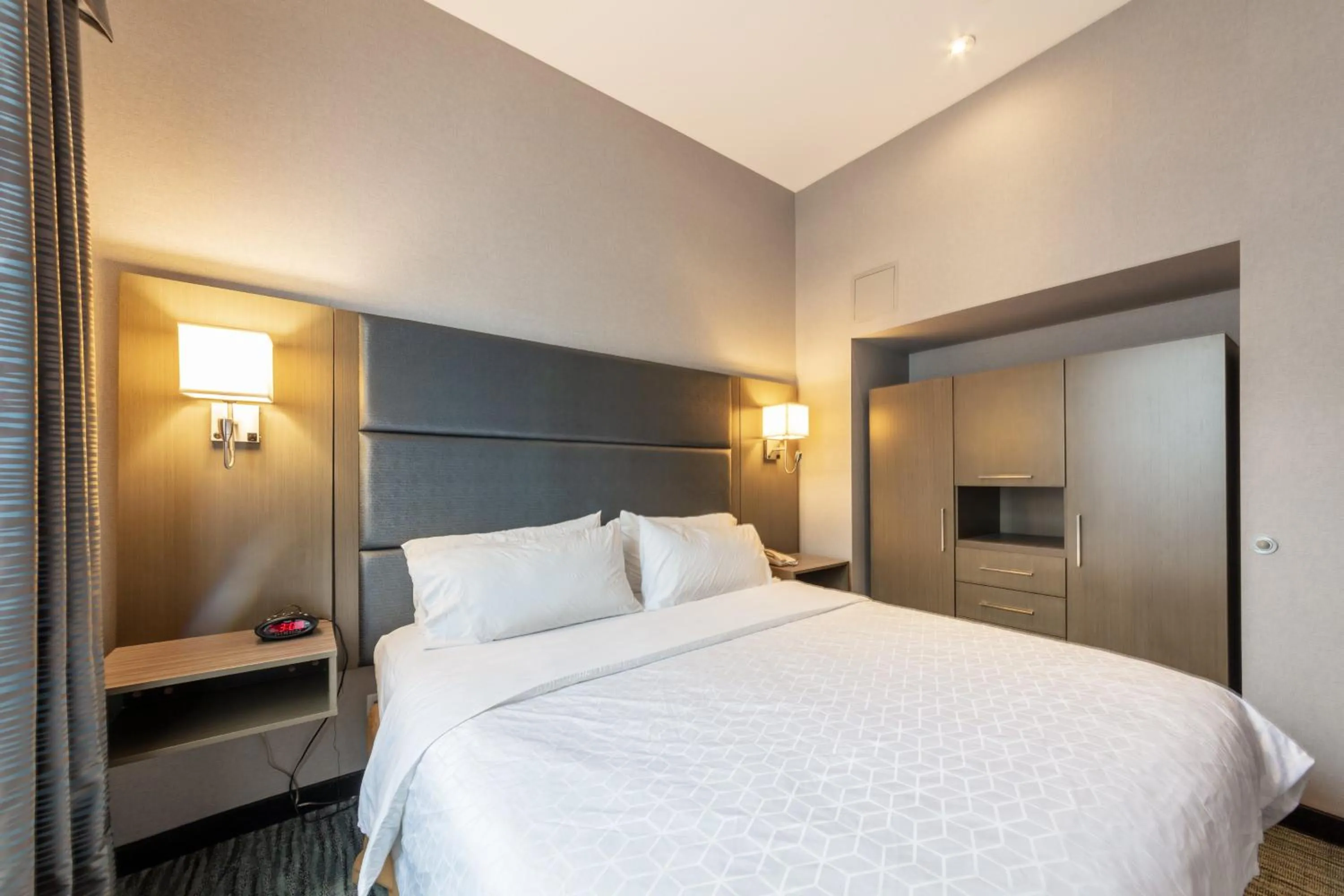Bedroom, Bed in Holiday Inn Express & Suites Riverport Richmond by IHG