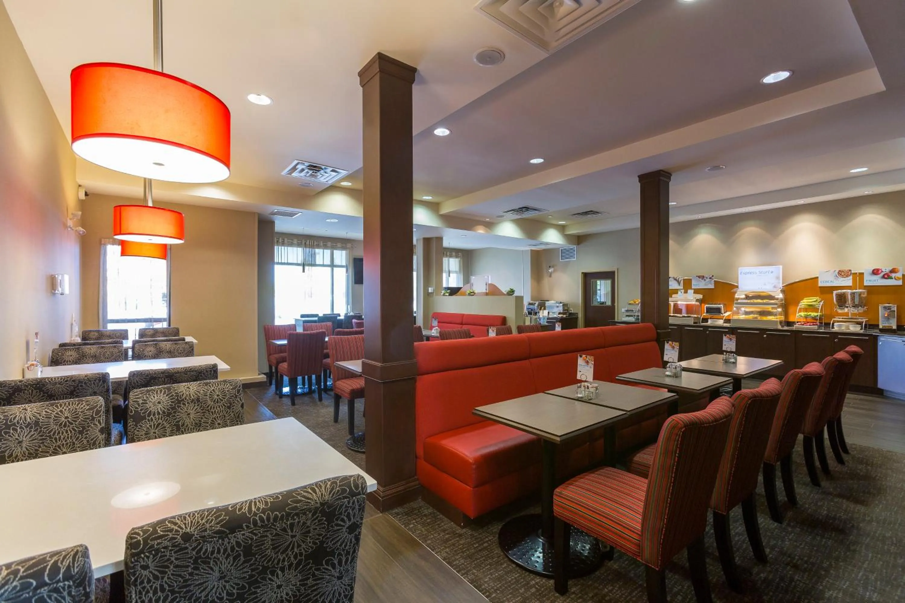 Breakfast in Holiday Inn Express & Suites Riverport Richmond by IHG