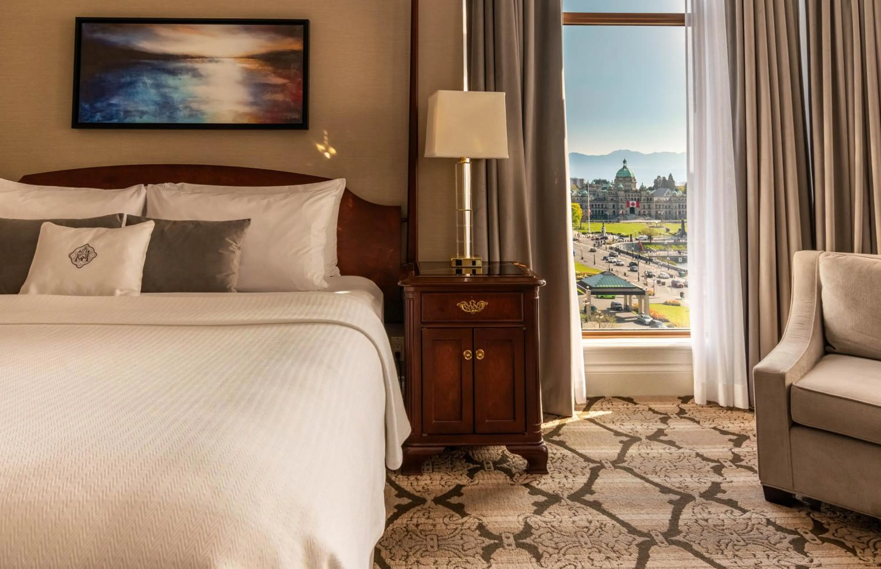 Landmark view, Bed in The Magnolia Hotel & Spa