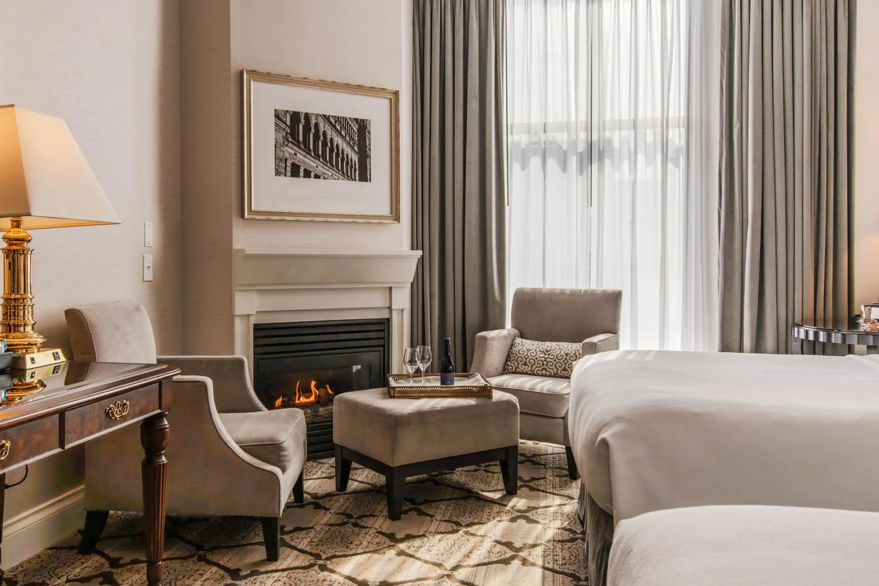 Alcoholic drinks, Bed in The Magnolia Hotel & Spa