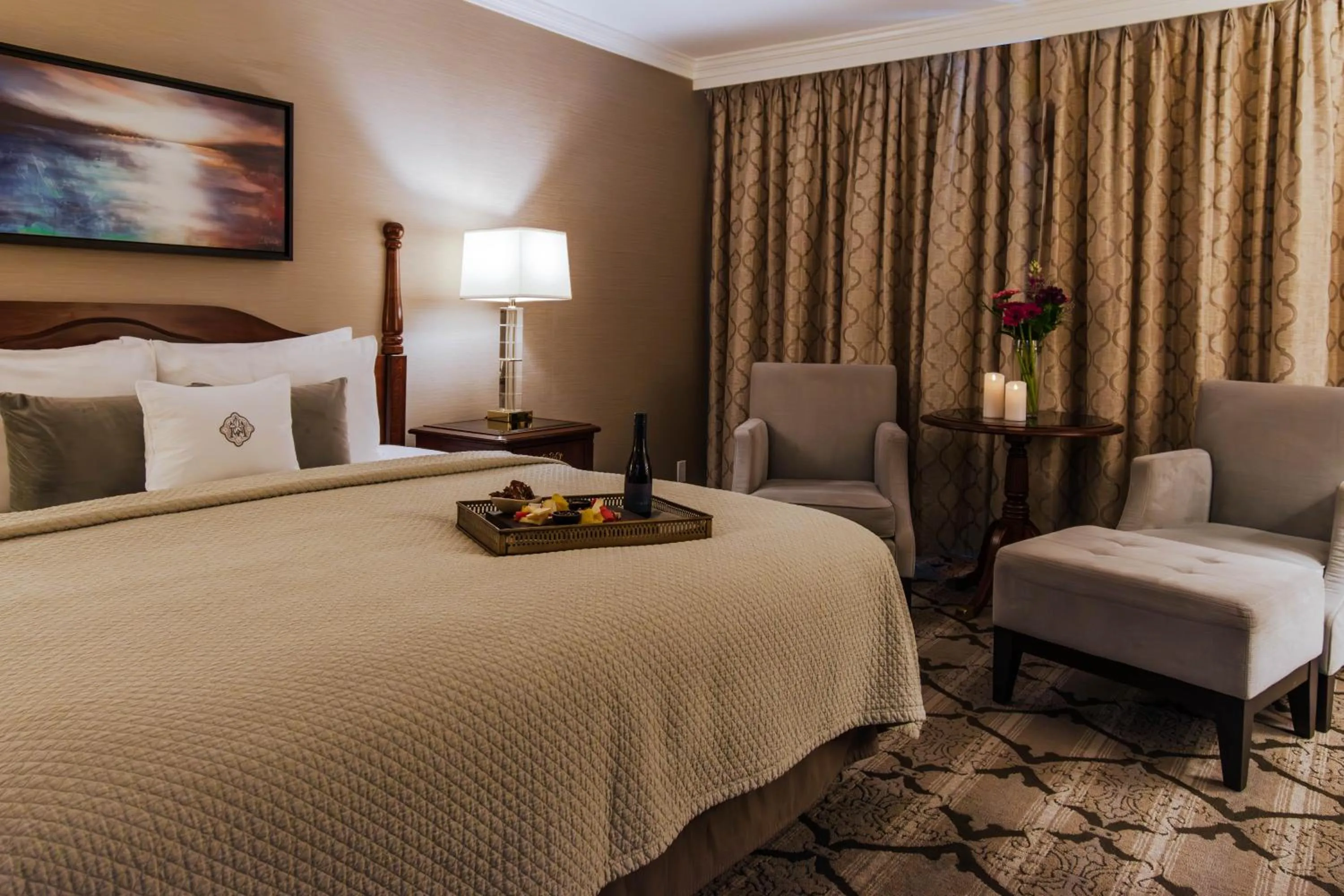 Seating area, Bed in The Magnolia Hotel & Spa