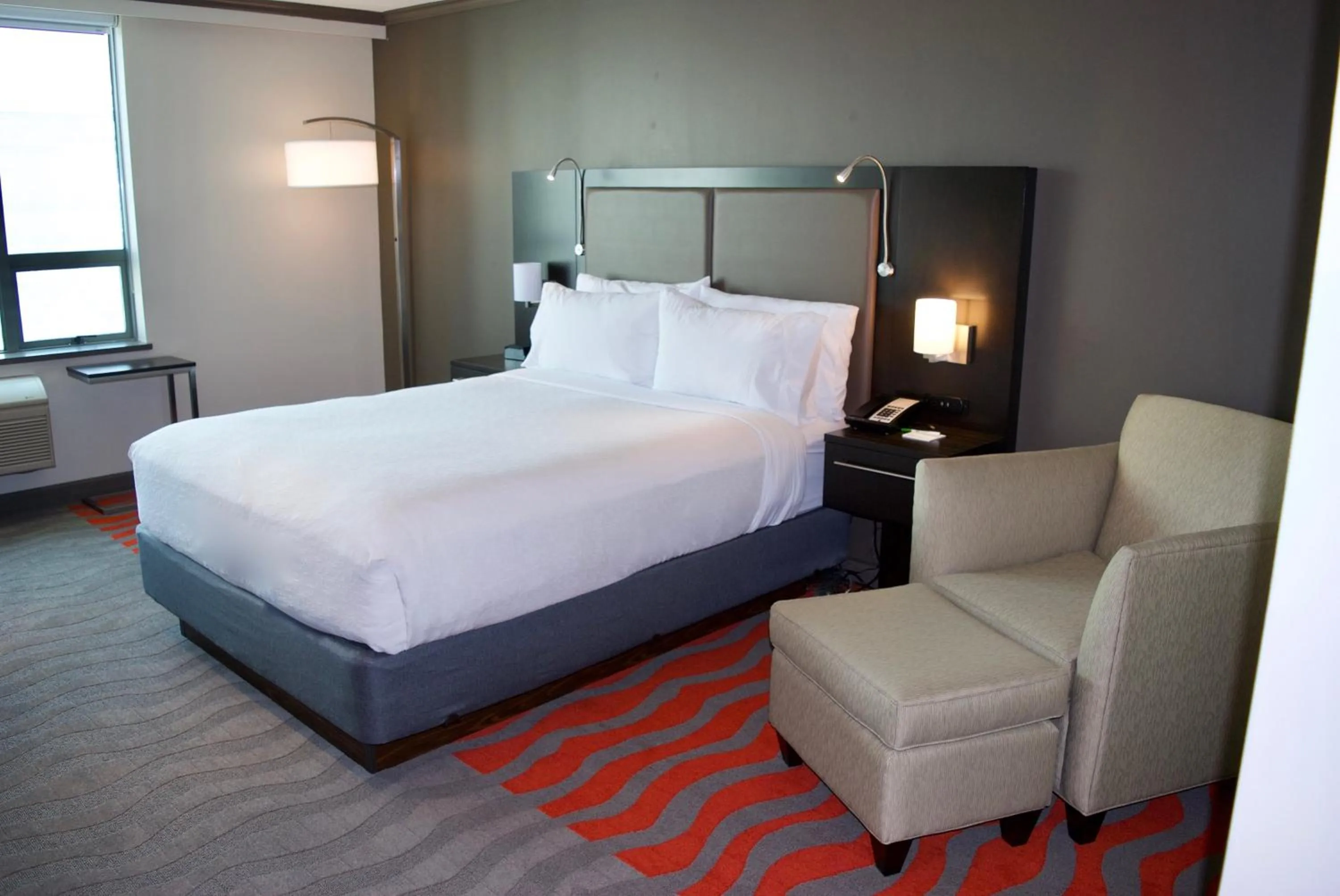 Photo of the whole room, Bed in Holiday Inn Vancouver Airport Richmond by IHG