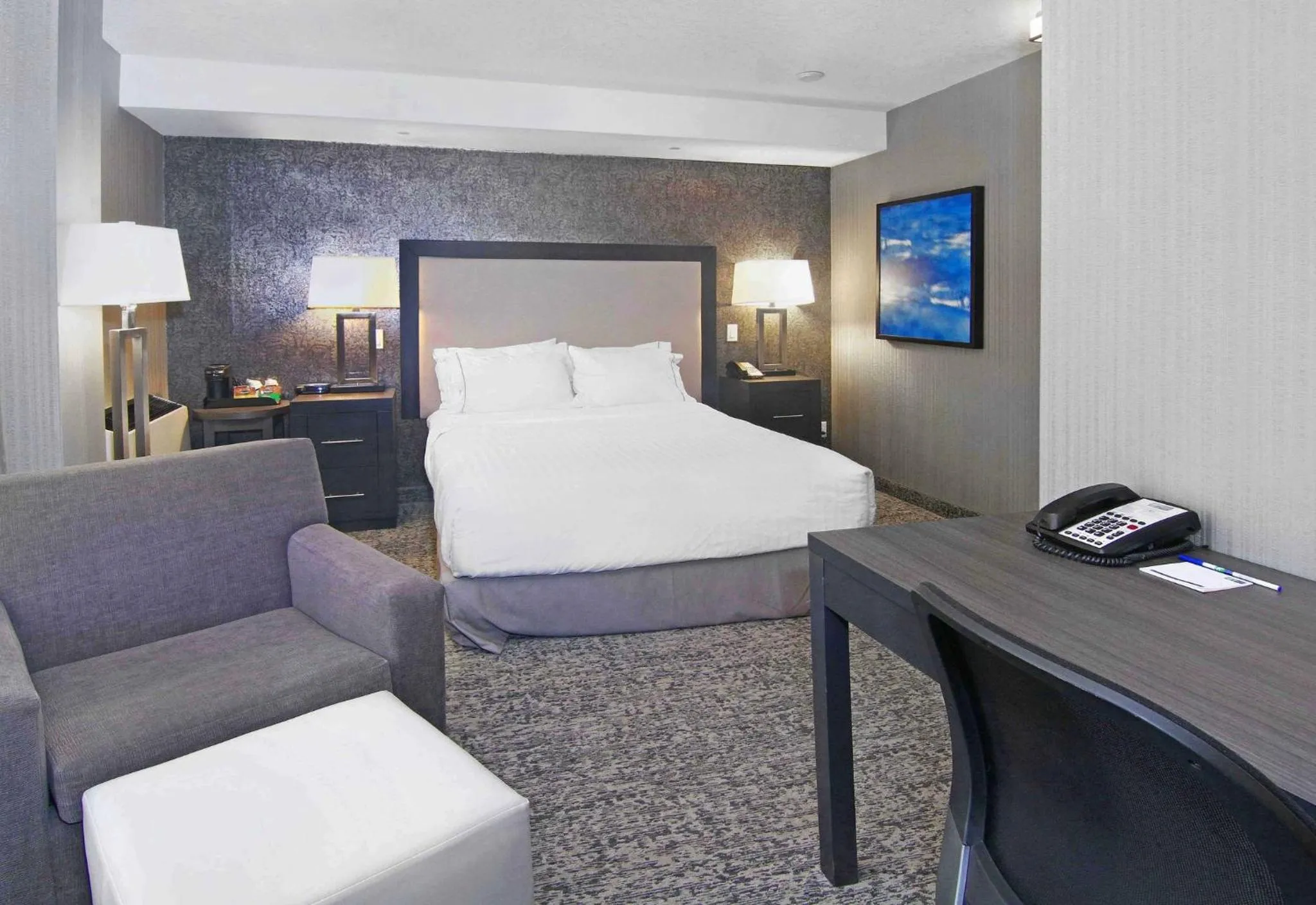 Photo of the whole room, Bed in Holiday Inn Express and Suites Calgary by IHG