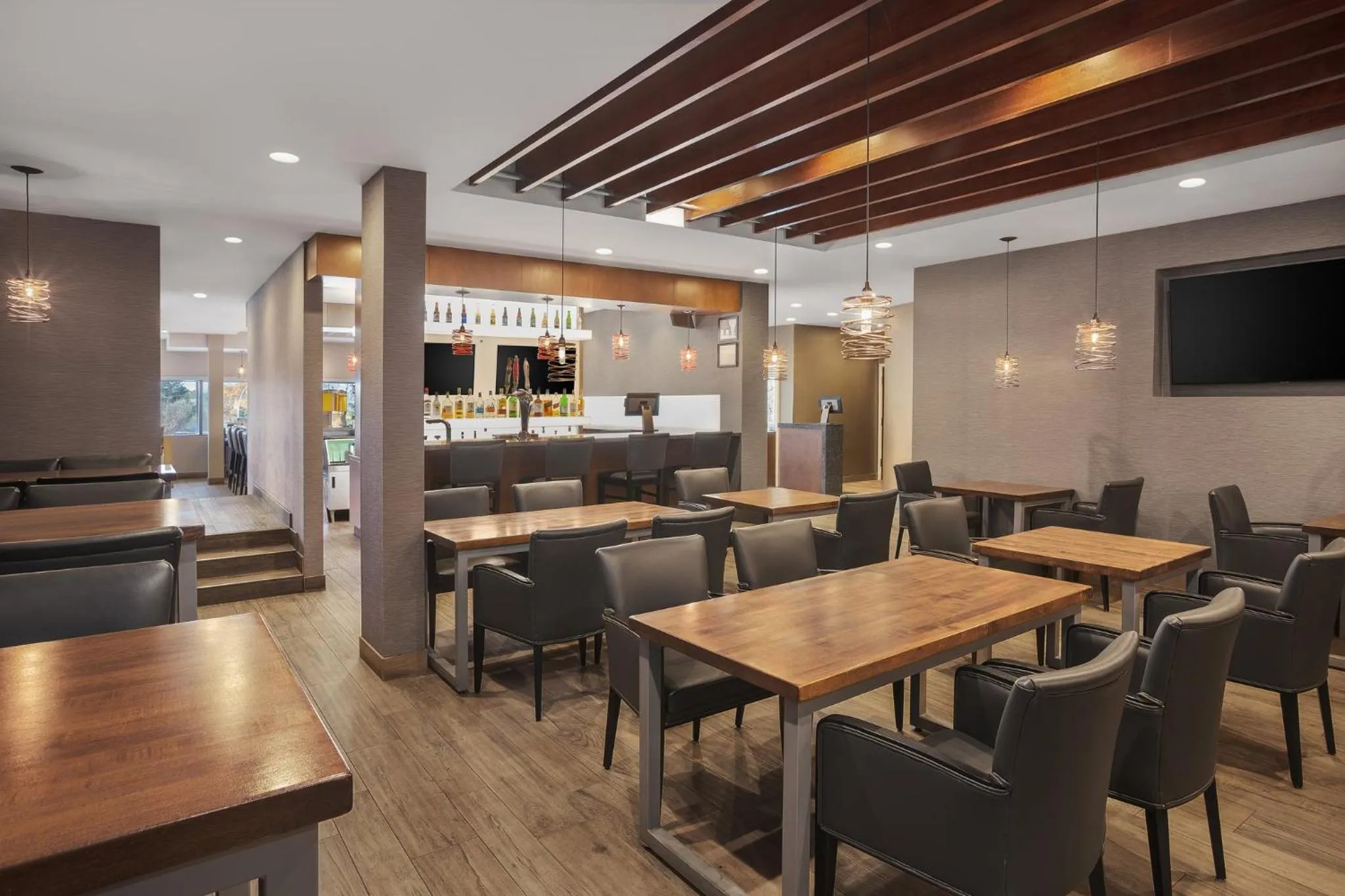 Lounge or bar in Holiday Inn Calgary Airport by IHG