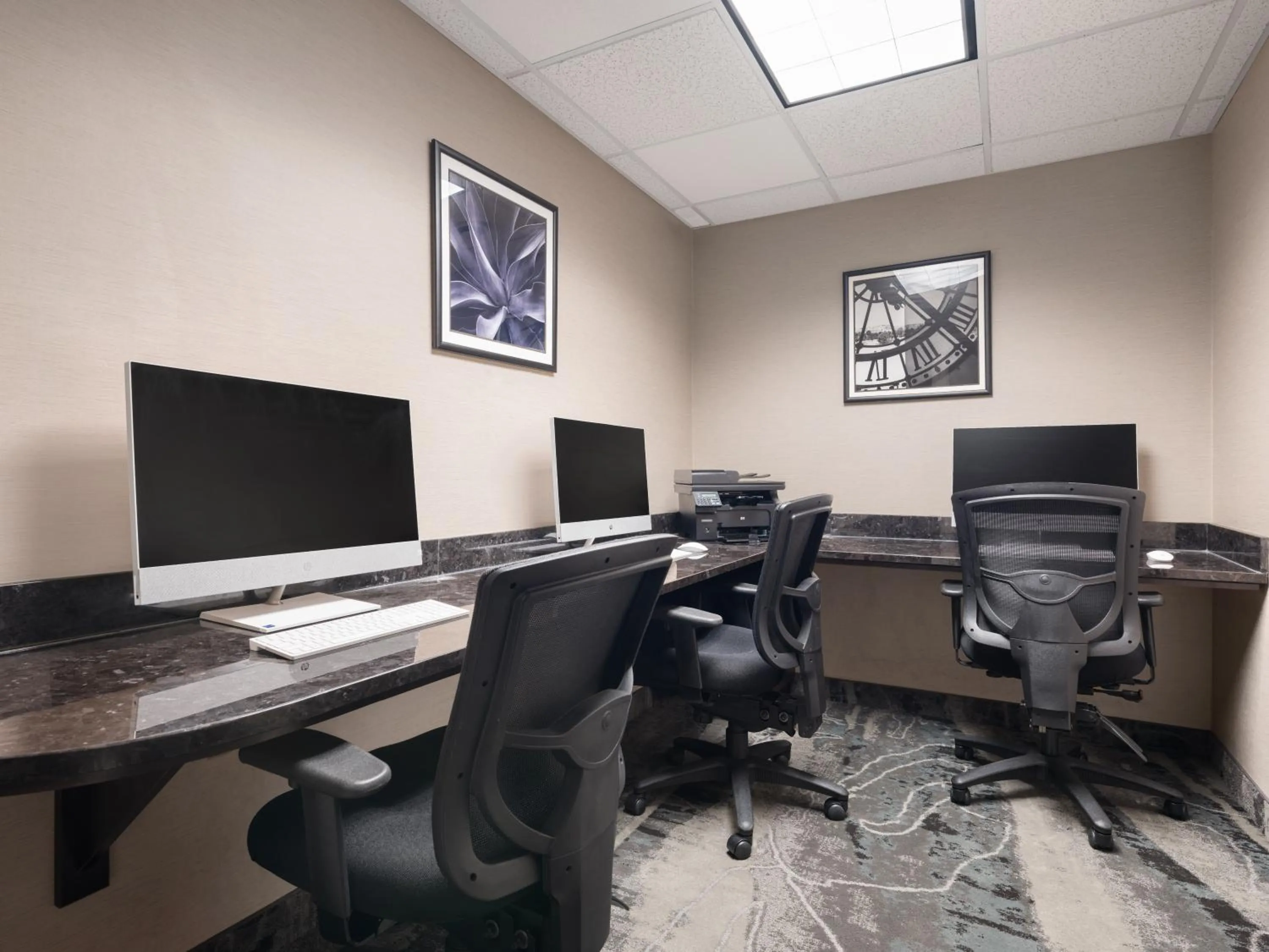 Business facilities in Holiday Inn Calgary Airport by IHG