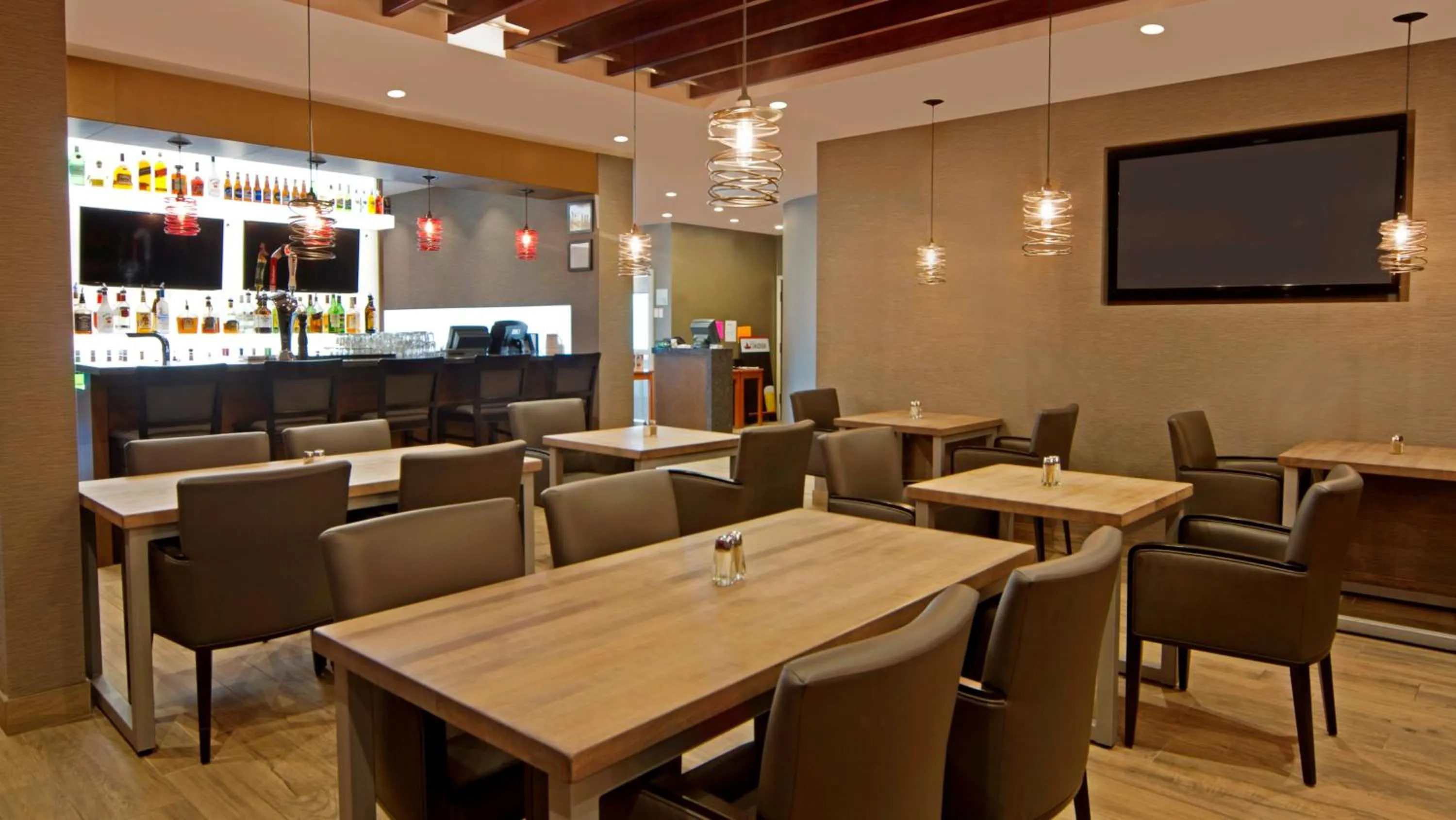 Lounge or bar in Holiday Inn Calgary Airport by IHG