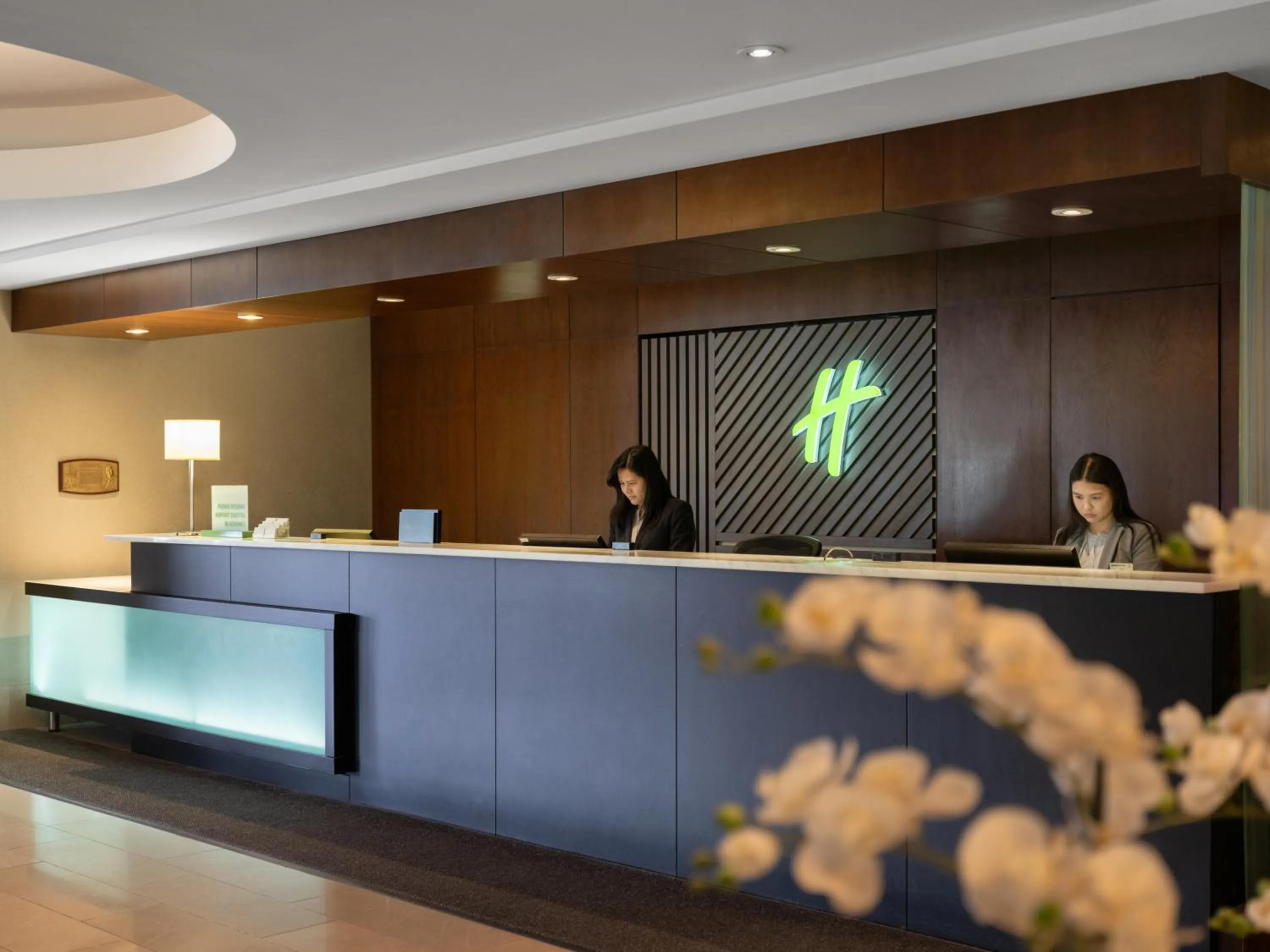 Lobby or reception in Holiday Inn Calgary Airport by IHG
