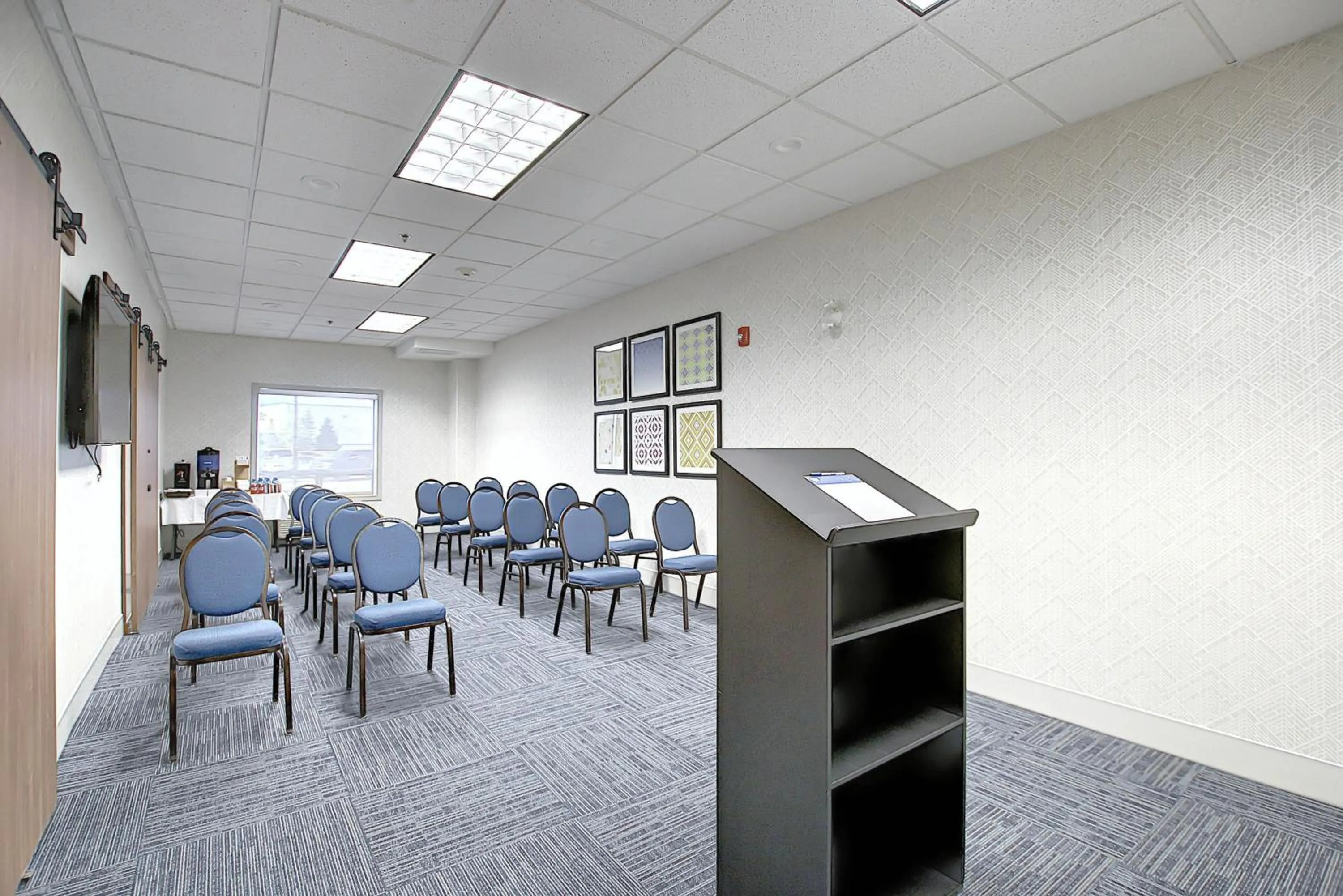 Meeting/conference room in Holiday Inn Express Airport Calgary by IHG