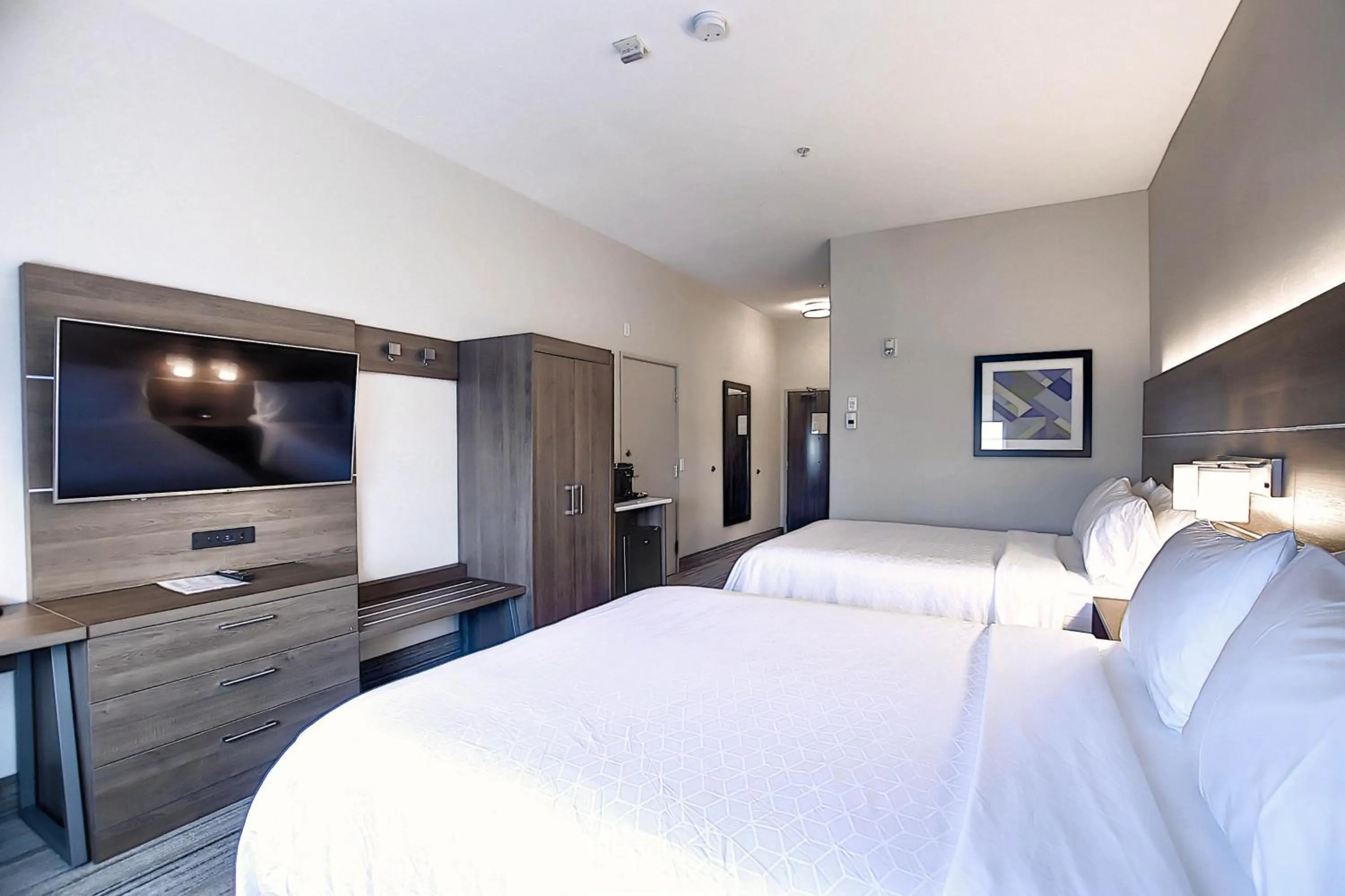 Photo of the whole room, Bed in Holiday Inn Express Airport Calgary by IHG