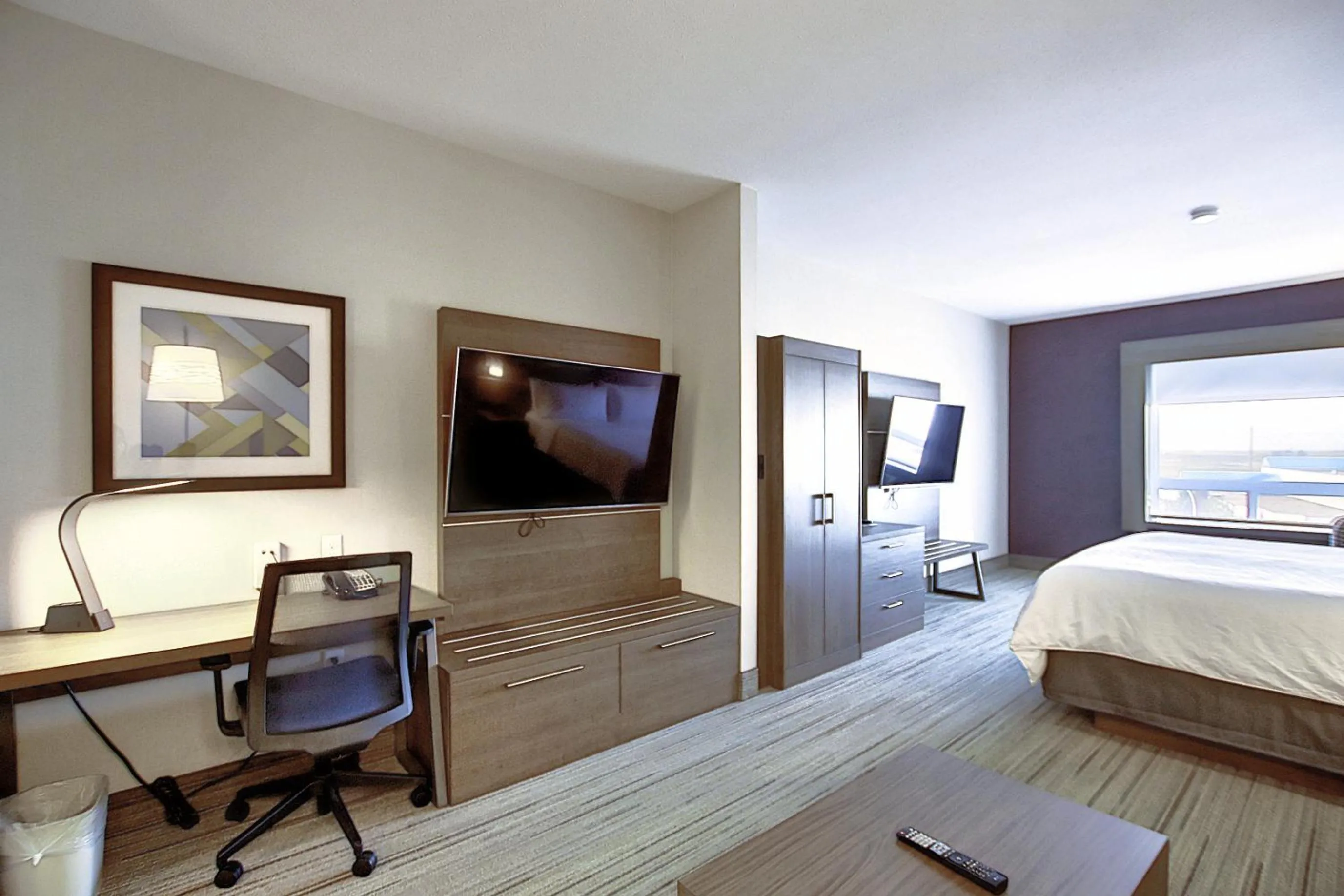 Bed in Holiday Inn Express Airport Calgary by IHG