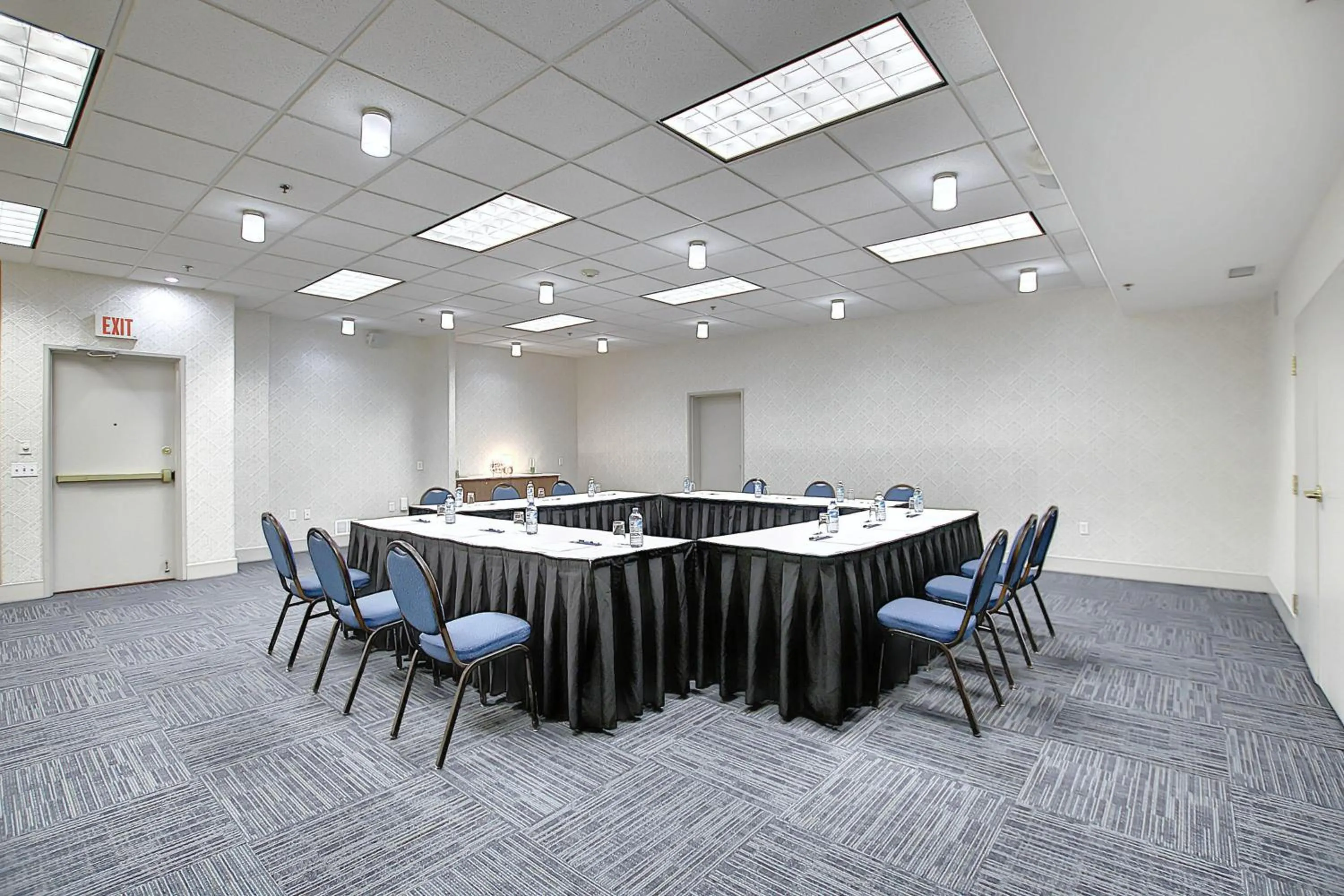 Meeting/conference room in Holiday Inn Express Airport Calgary by IHG
