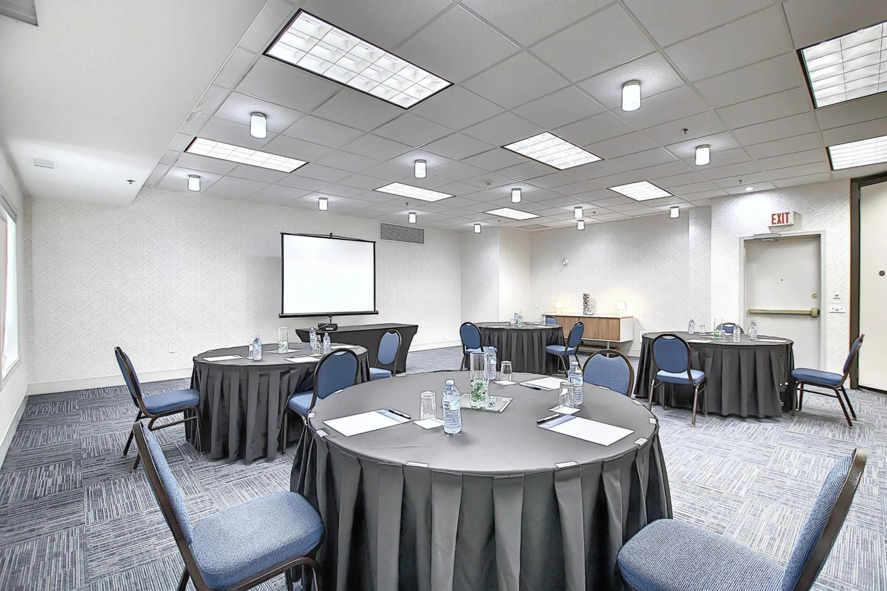 Meeting/conference room in Holiday Inn Express Airport Calgary by IHG