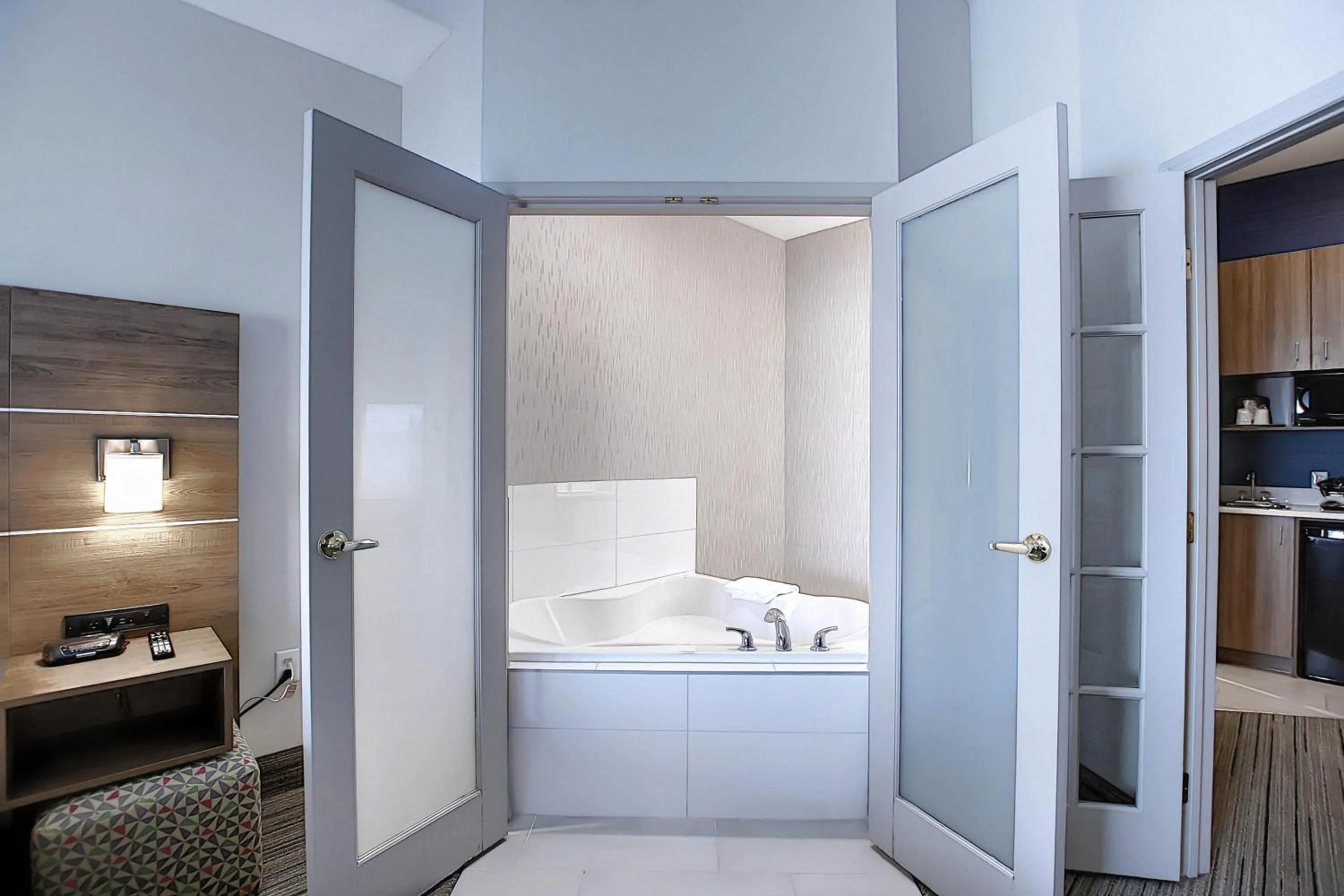 Photo of the whole room, Bed in Holiday Inn Express Airport Calgary by IHG