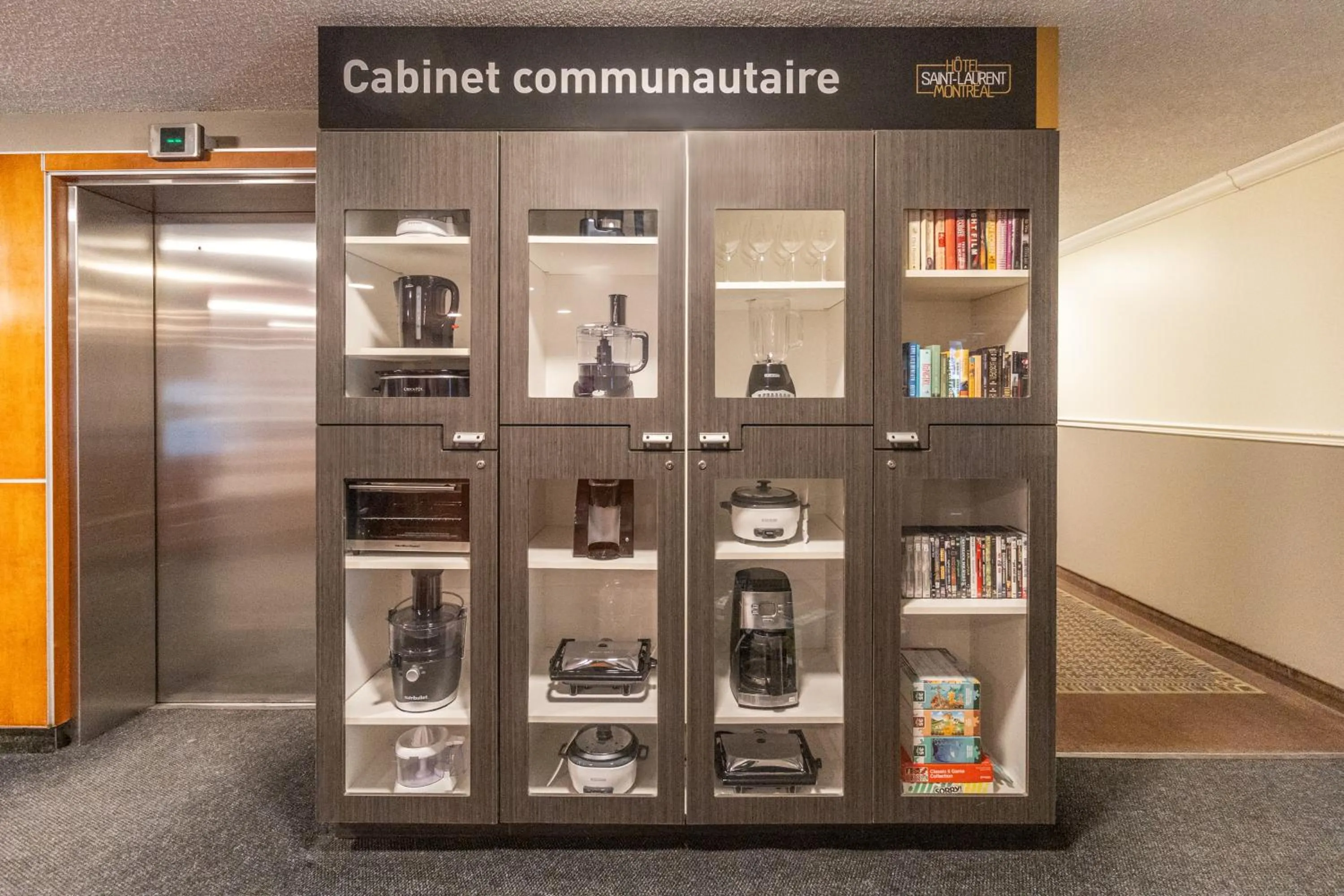 hair dresser in Hôtel Saint-Laurent Montréal