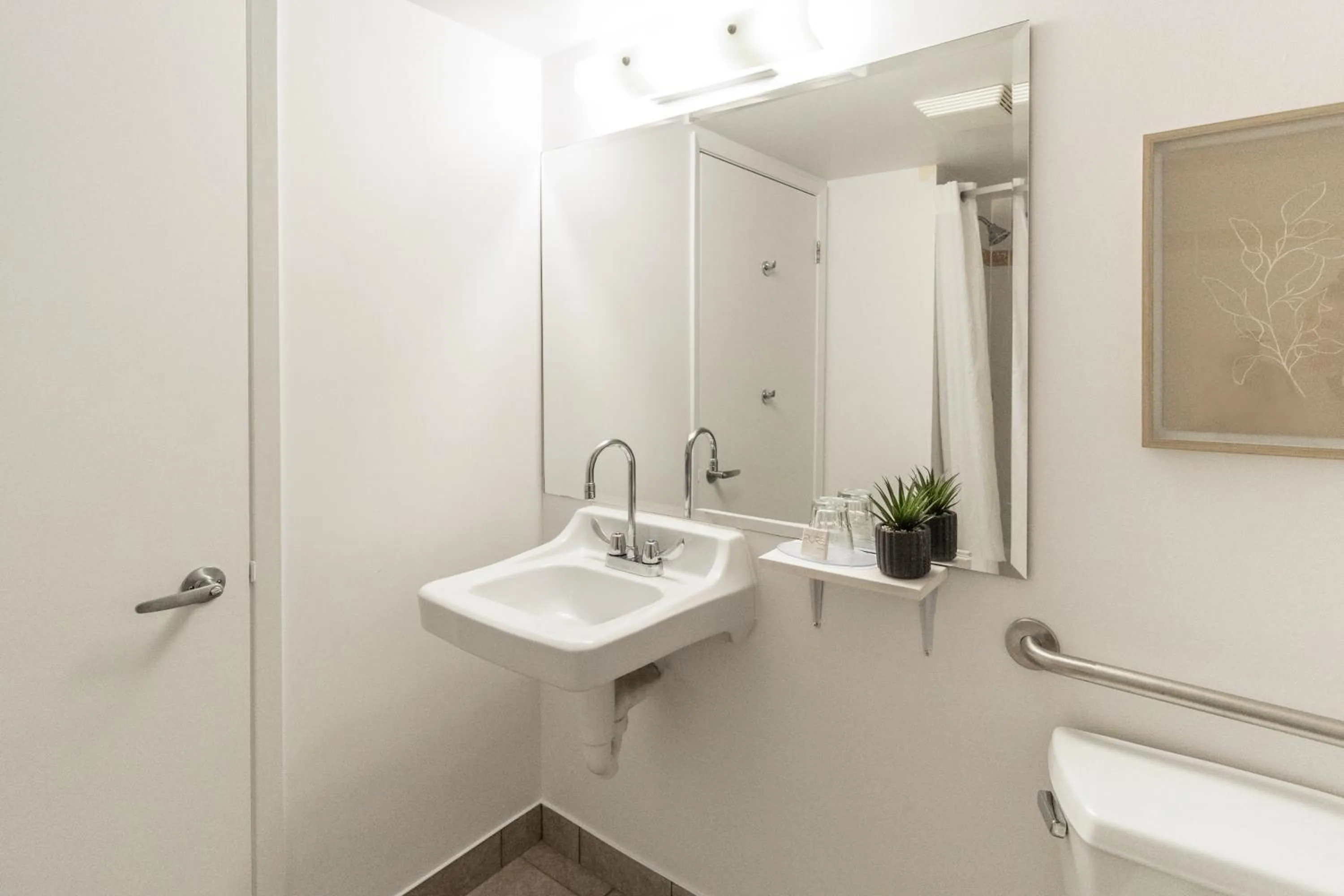 Shower in Hôtel Saint-Laurent Montréal