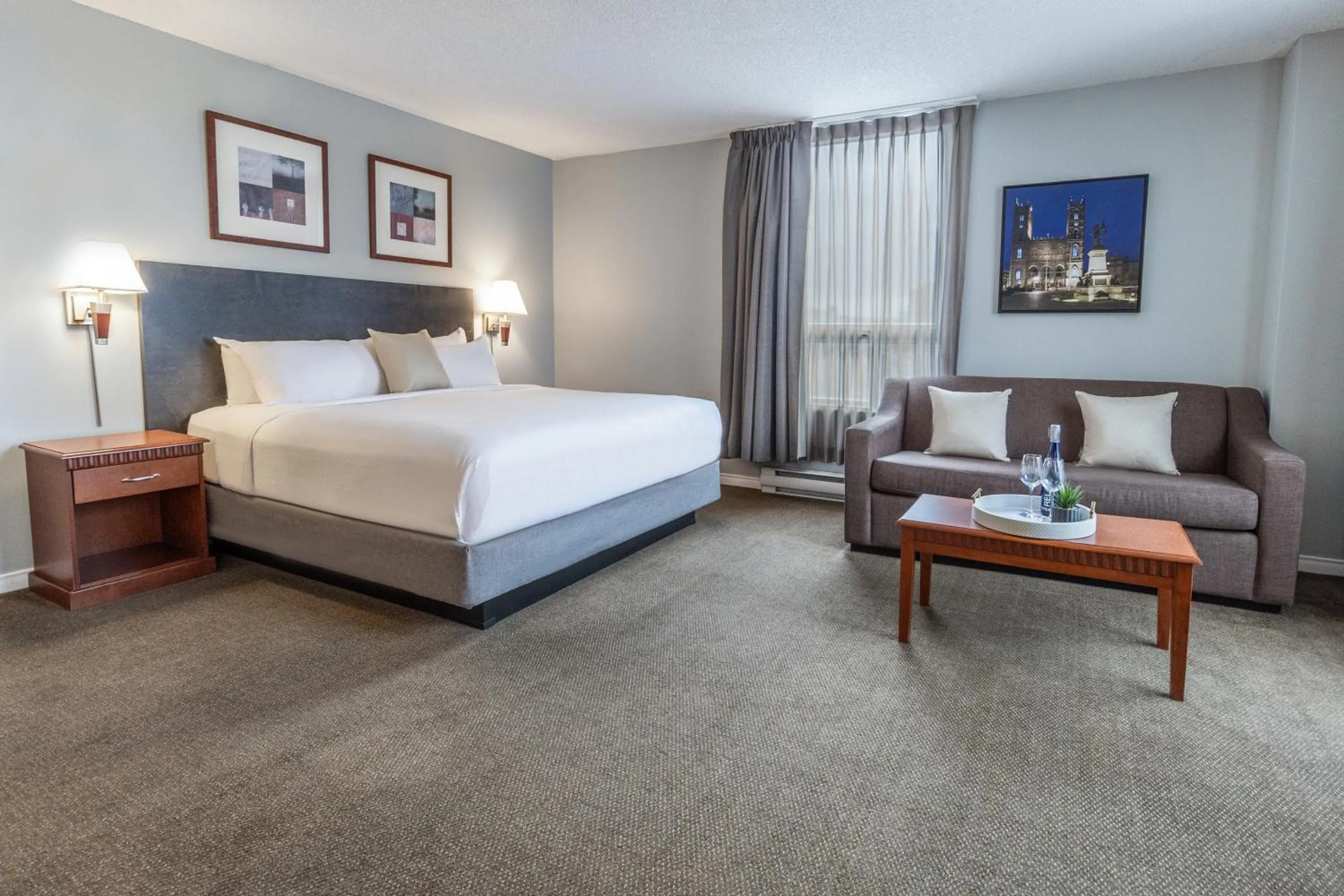 Bed in Hôtel Saint-Laurent Montréal