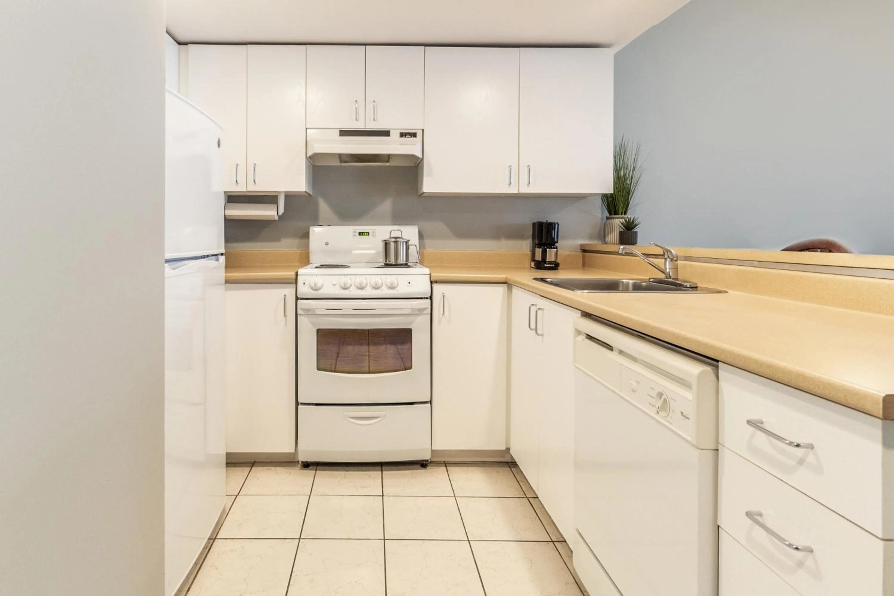 Kitchen or kitchenette in Hôtel Saint-Laurent Montréal