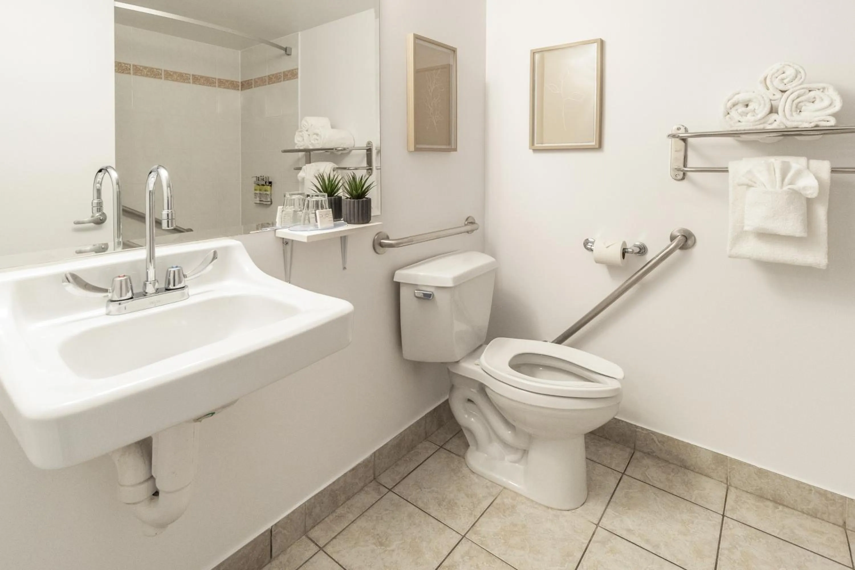 Shower in Hôtel Saint-Laurent Montréal