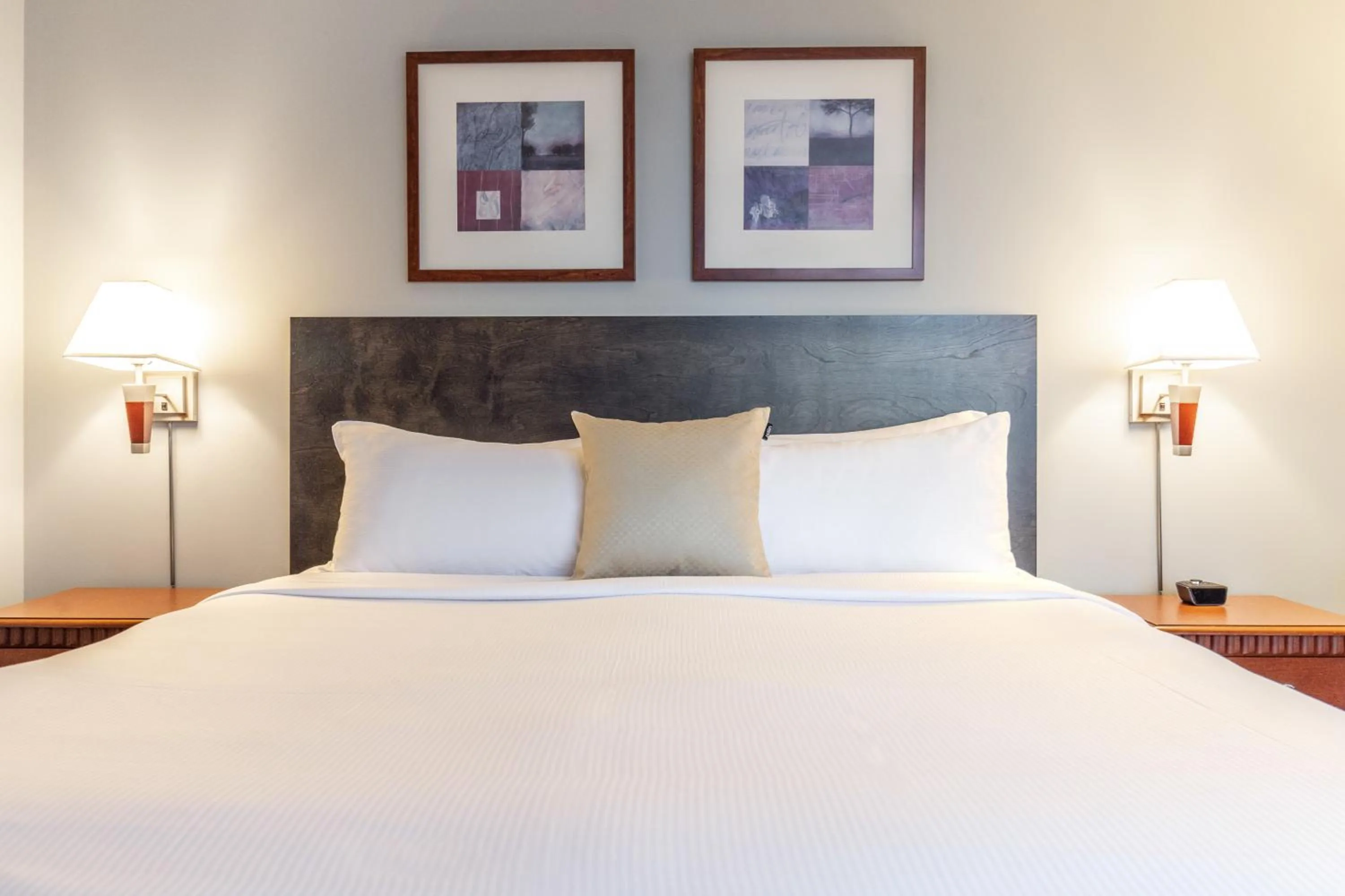 Bed in Hôtel Saint-Laurent Montréal