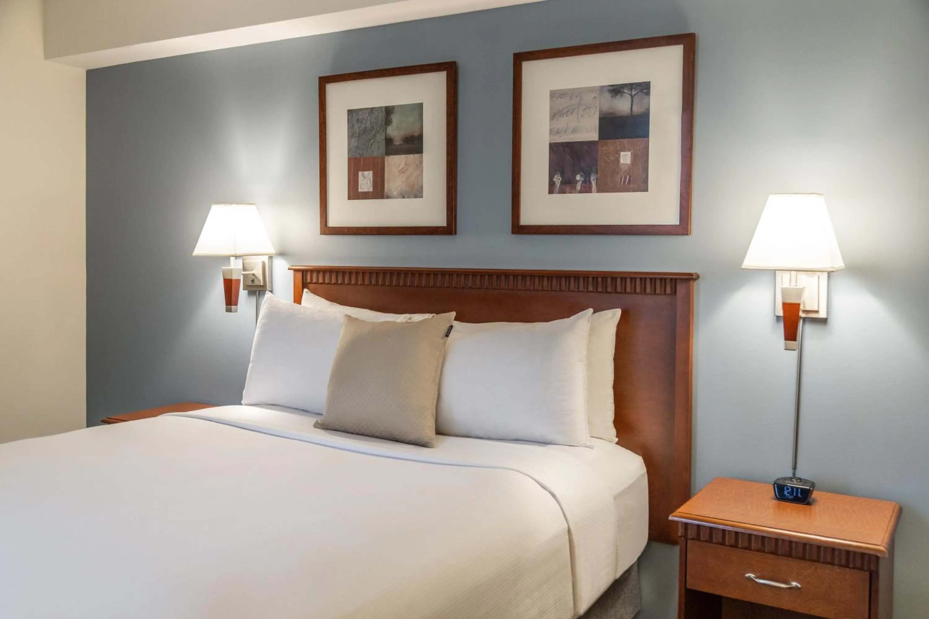 Bed in Hôtel Saint-Laurent Montréal