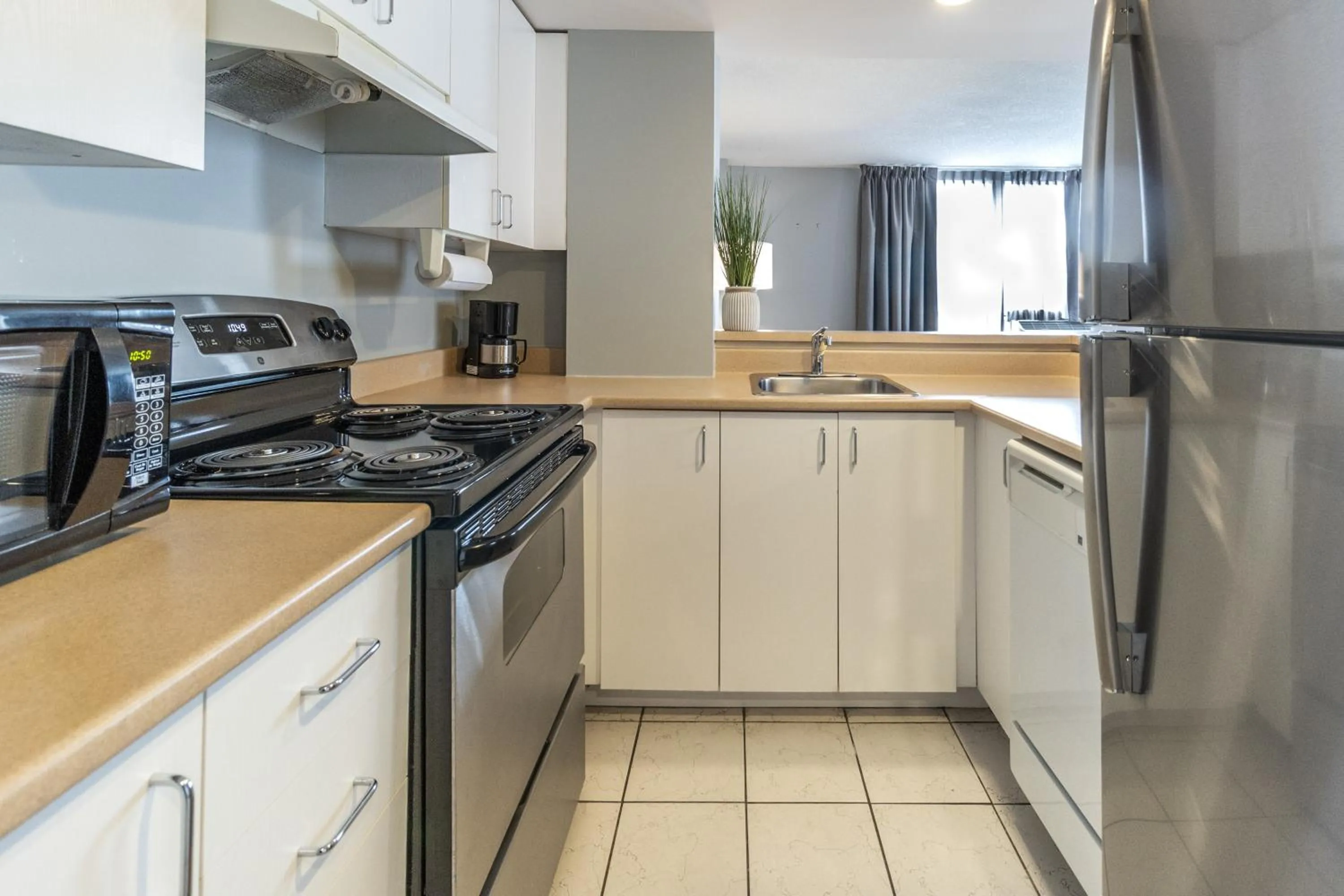 Kitchen or kitchenette in Hôtel Saint-Laurent Montréal