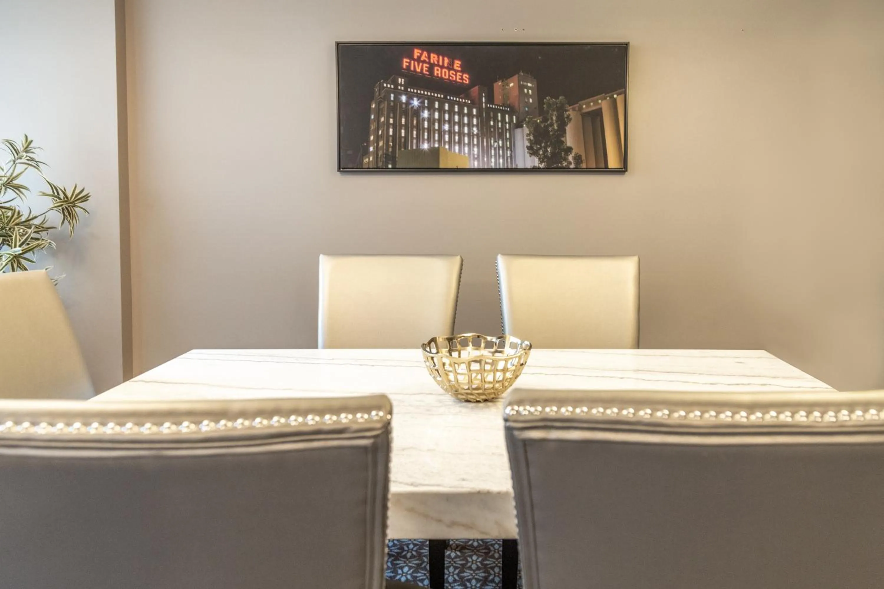Seating area in Hôtel Saint-Laurent Montréal