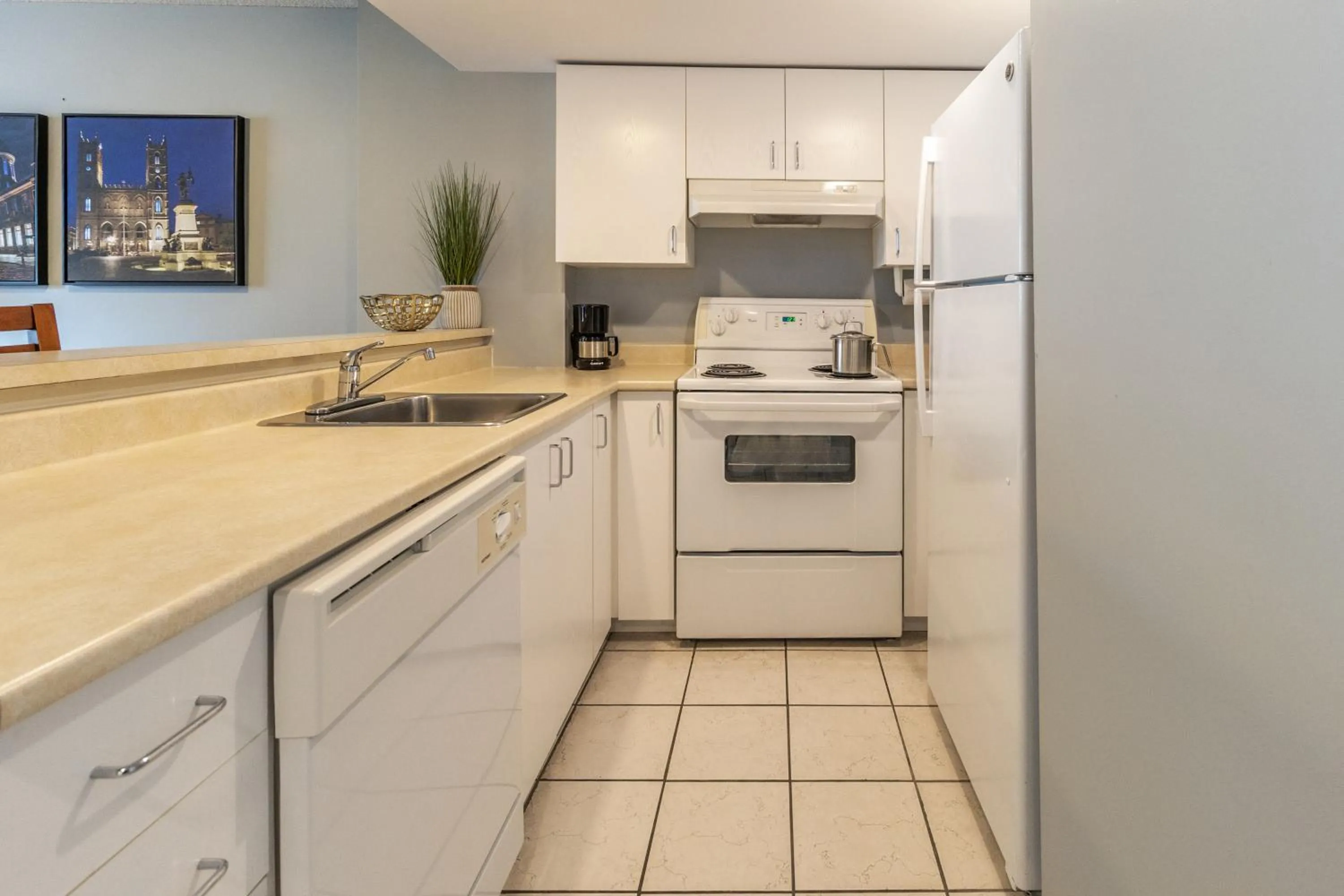 Kitchen or kitchenette in Hôtel Saint-Laurent Montréal