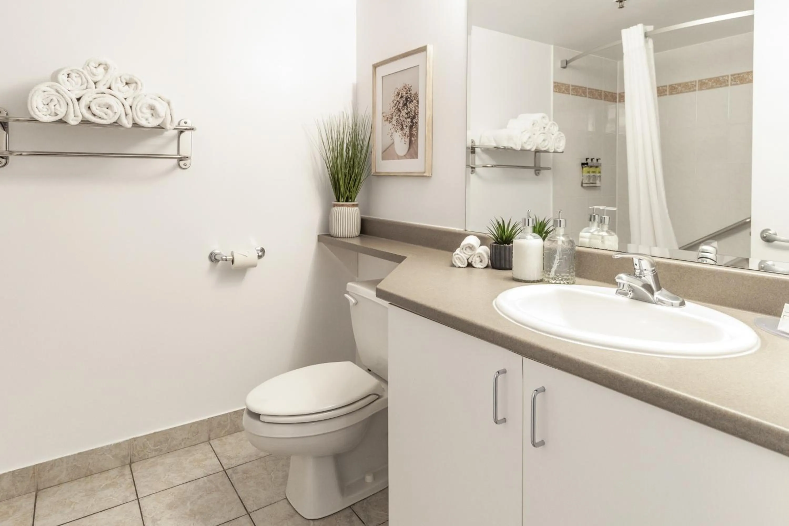 Toilet in Hôtel Saint-Laurent Montréal