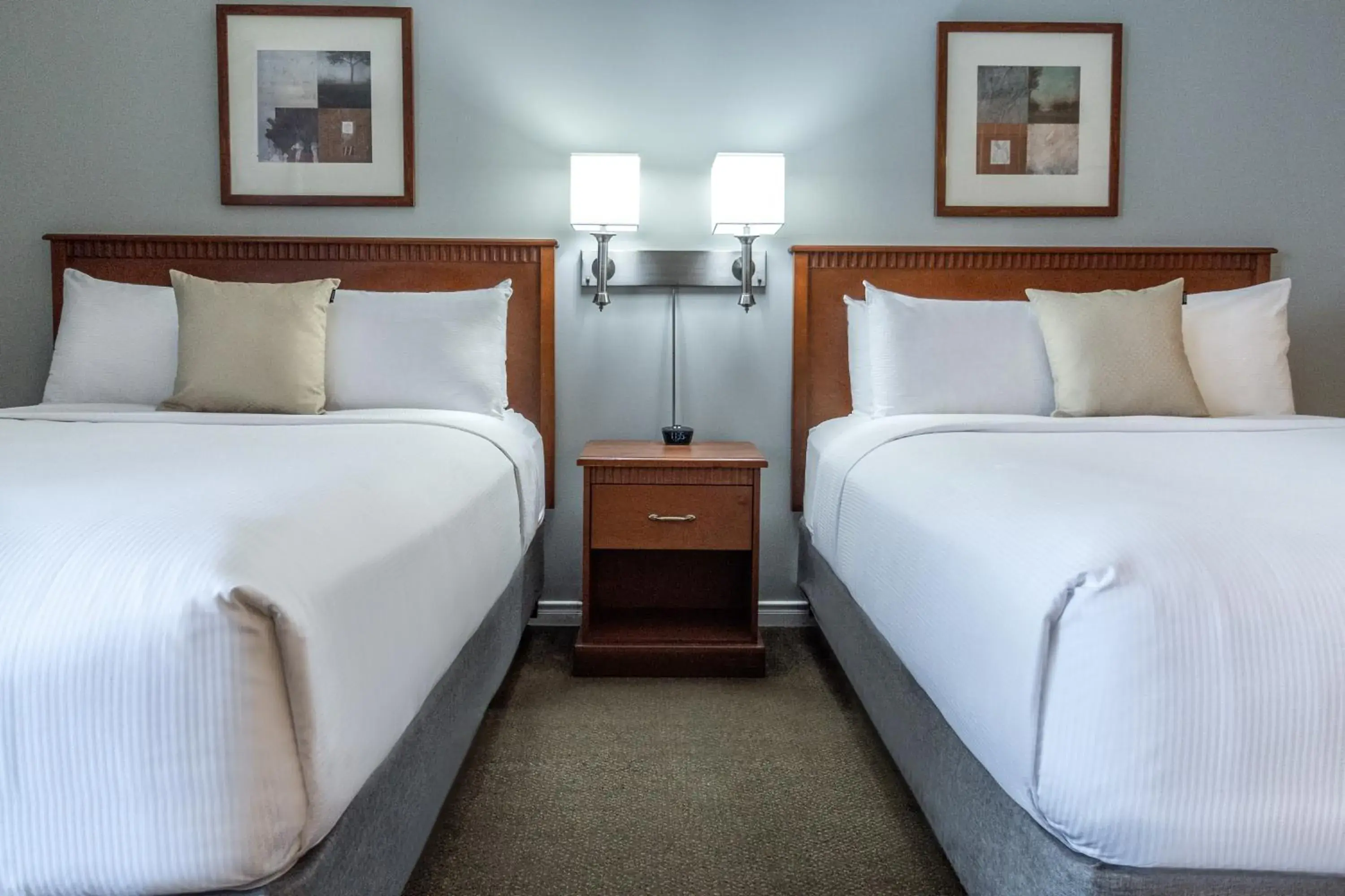 Two Queen Bed Suite in Hôtel Saint-Laurent Montréal Two Queen Bed Suite in Hôtel Saint-Laurent Montréal