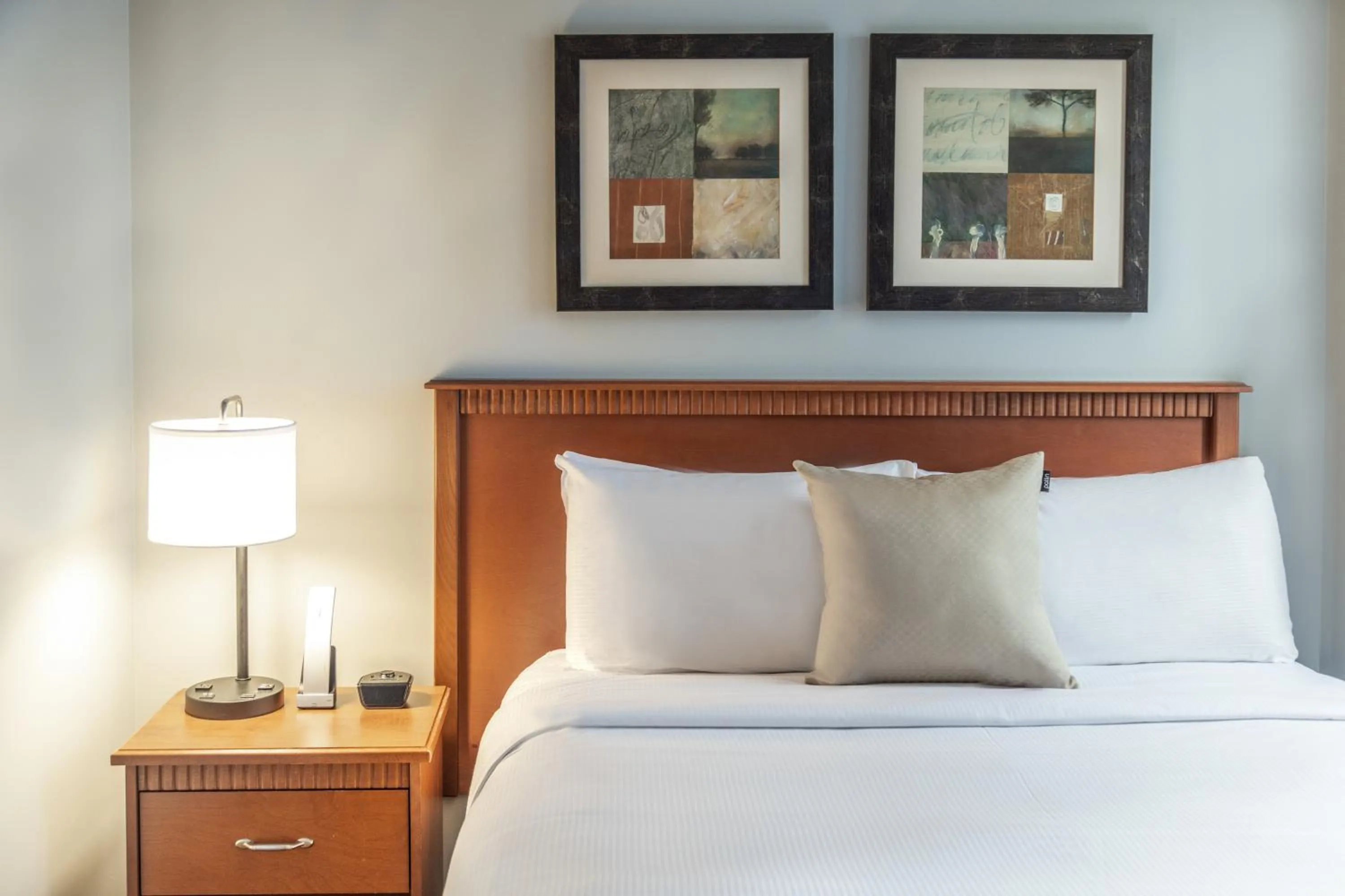 Bed in Hôtel Saint-Laurent Montréal