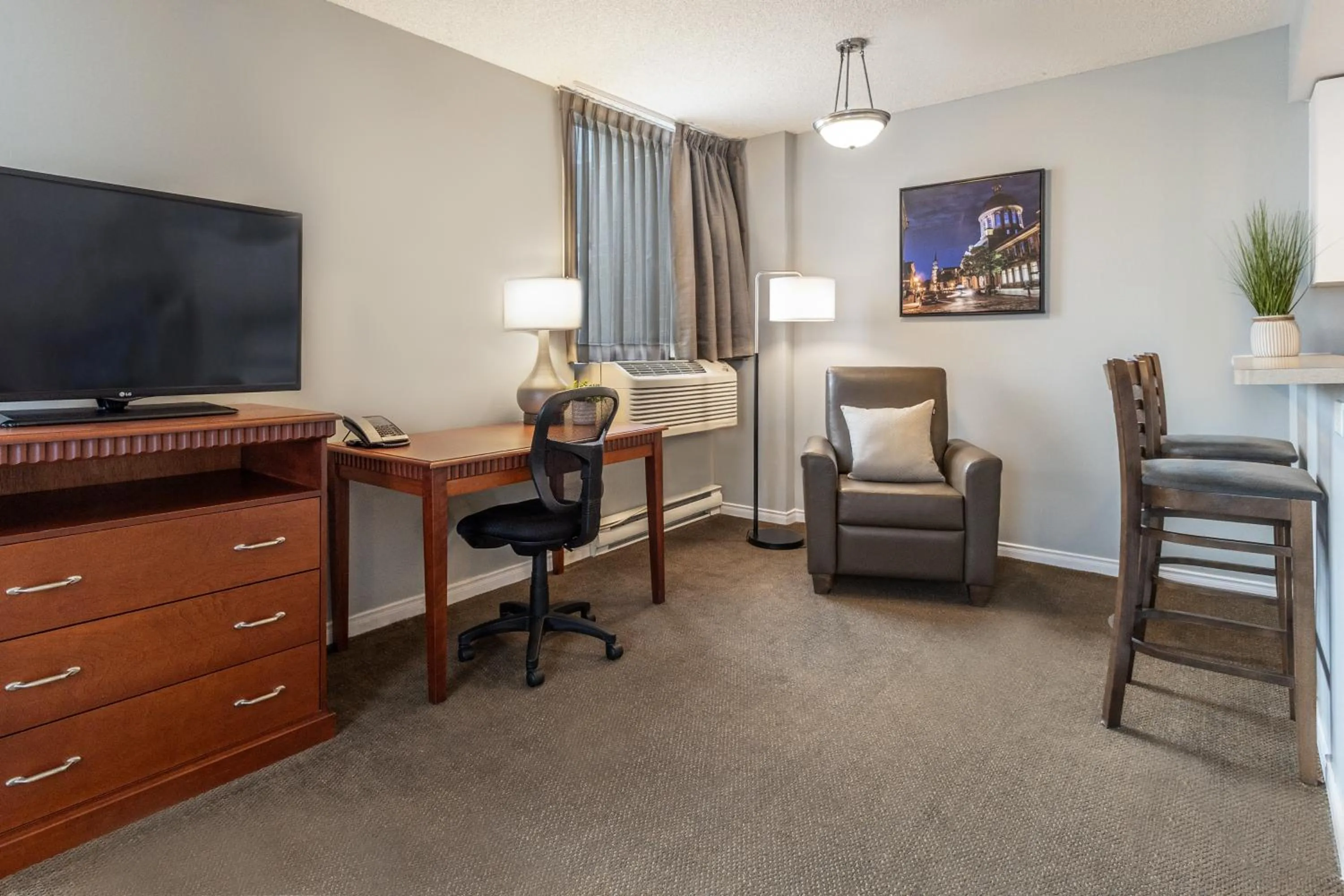 TV and multimedia in Hôtel Saint-Laurent Montréal