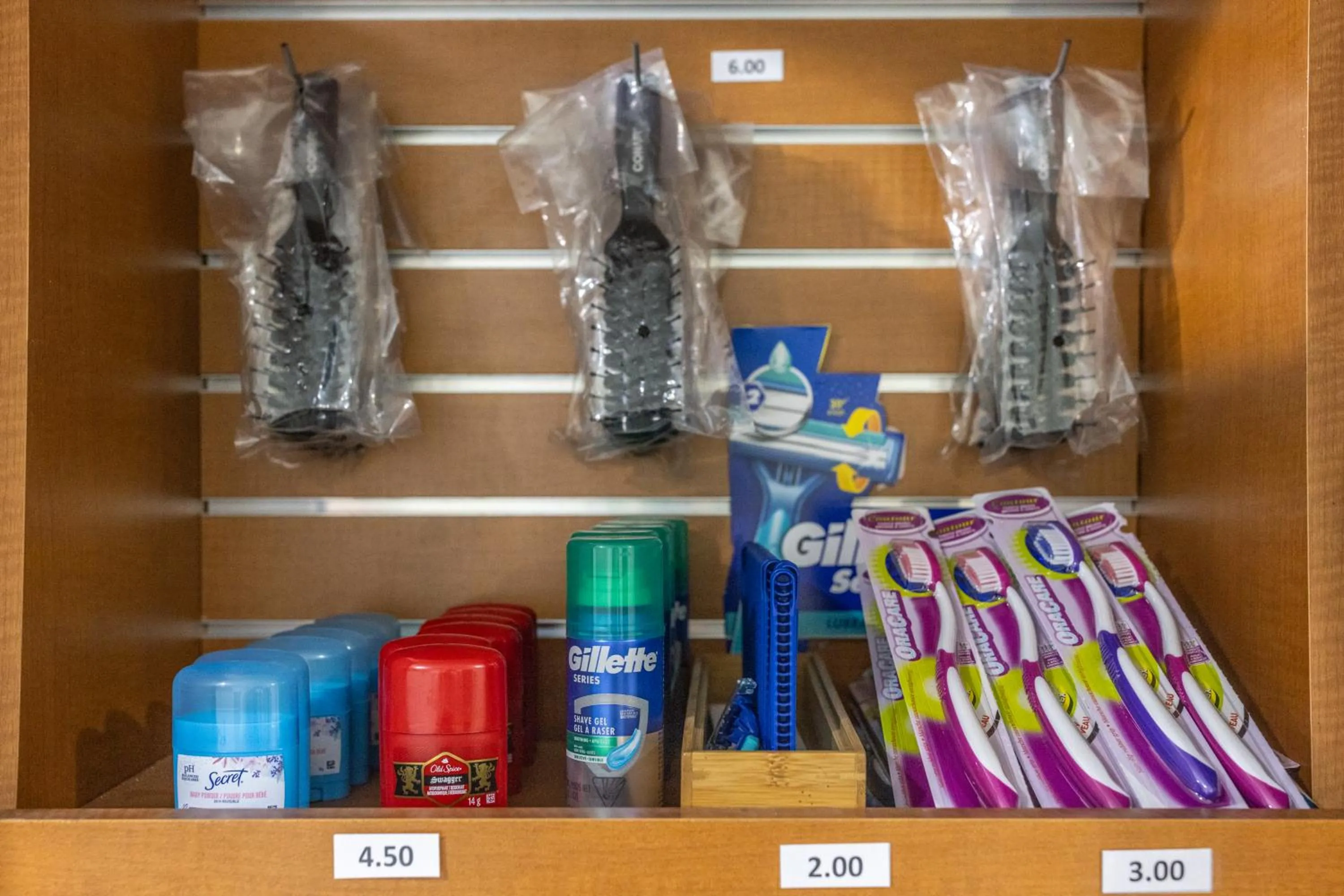 Shopping Area in Hôtel Saint-Laurent Montréal