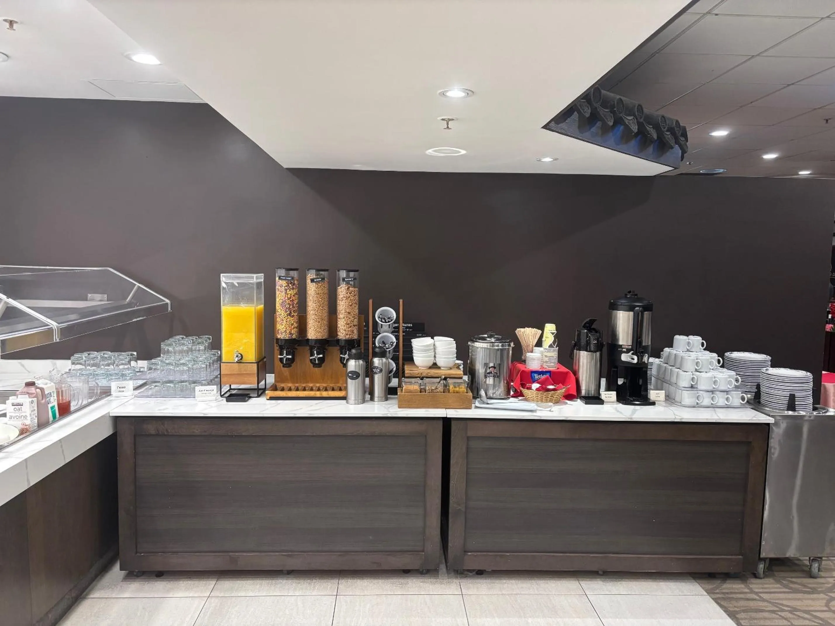 Breakfast in Holiday Inn Montreal Centre Ville Downtown by IHG