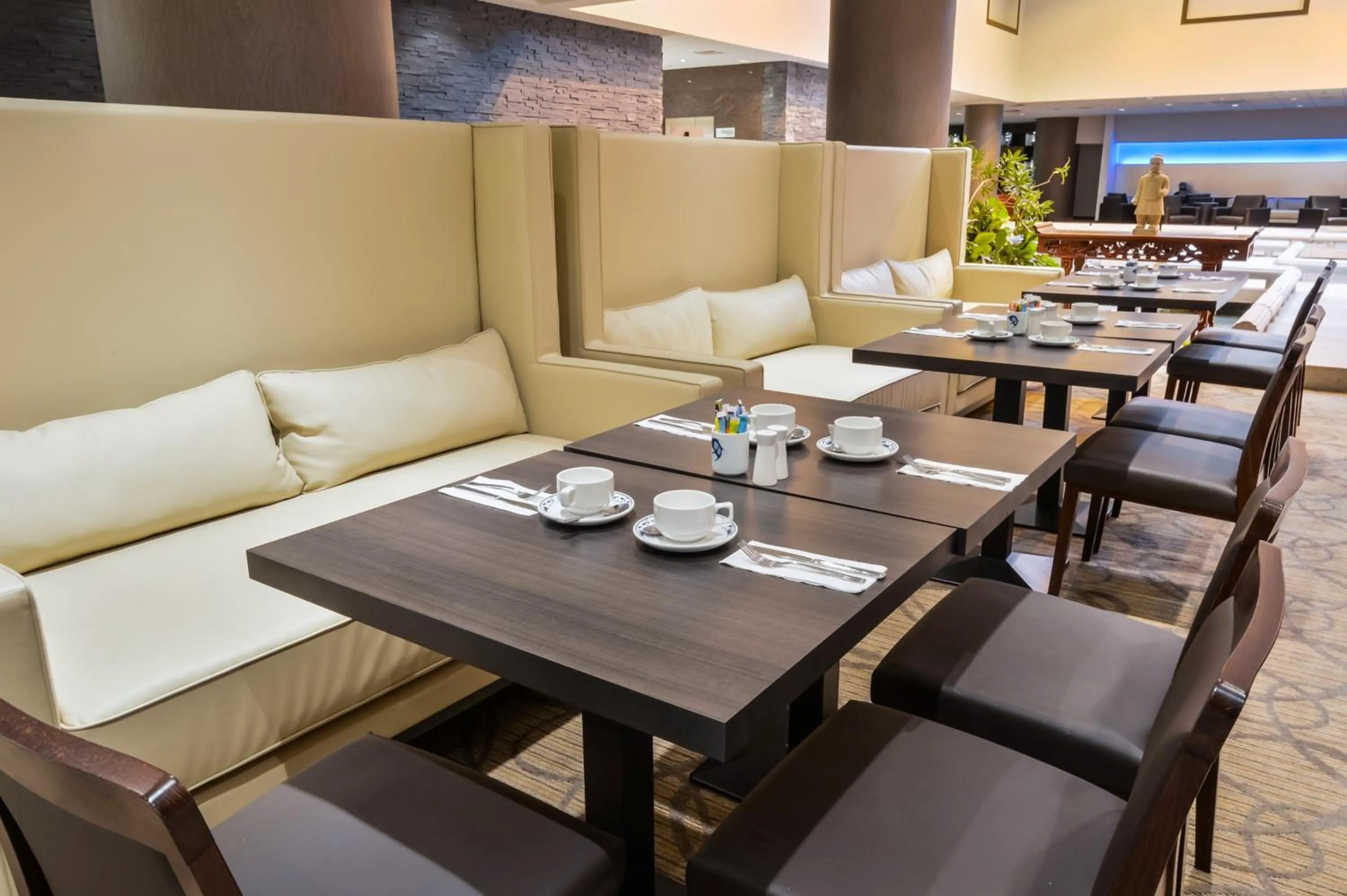 Restaurant/places to eat in Holiday Inn Montreal Centre Ville Downtown by IHG