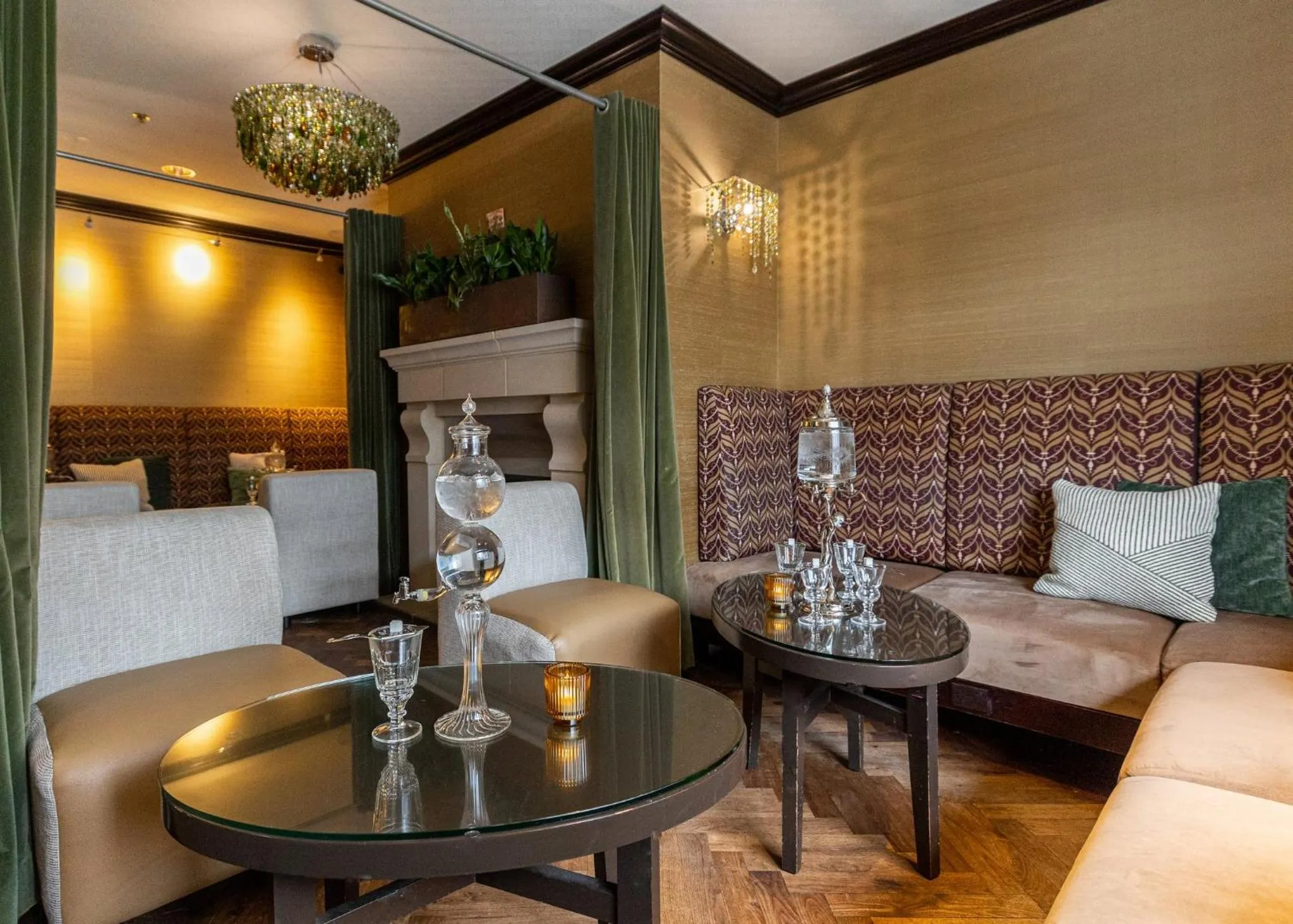 Lounge or bar in InterContinental Montreal by IHG