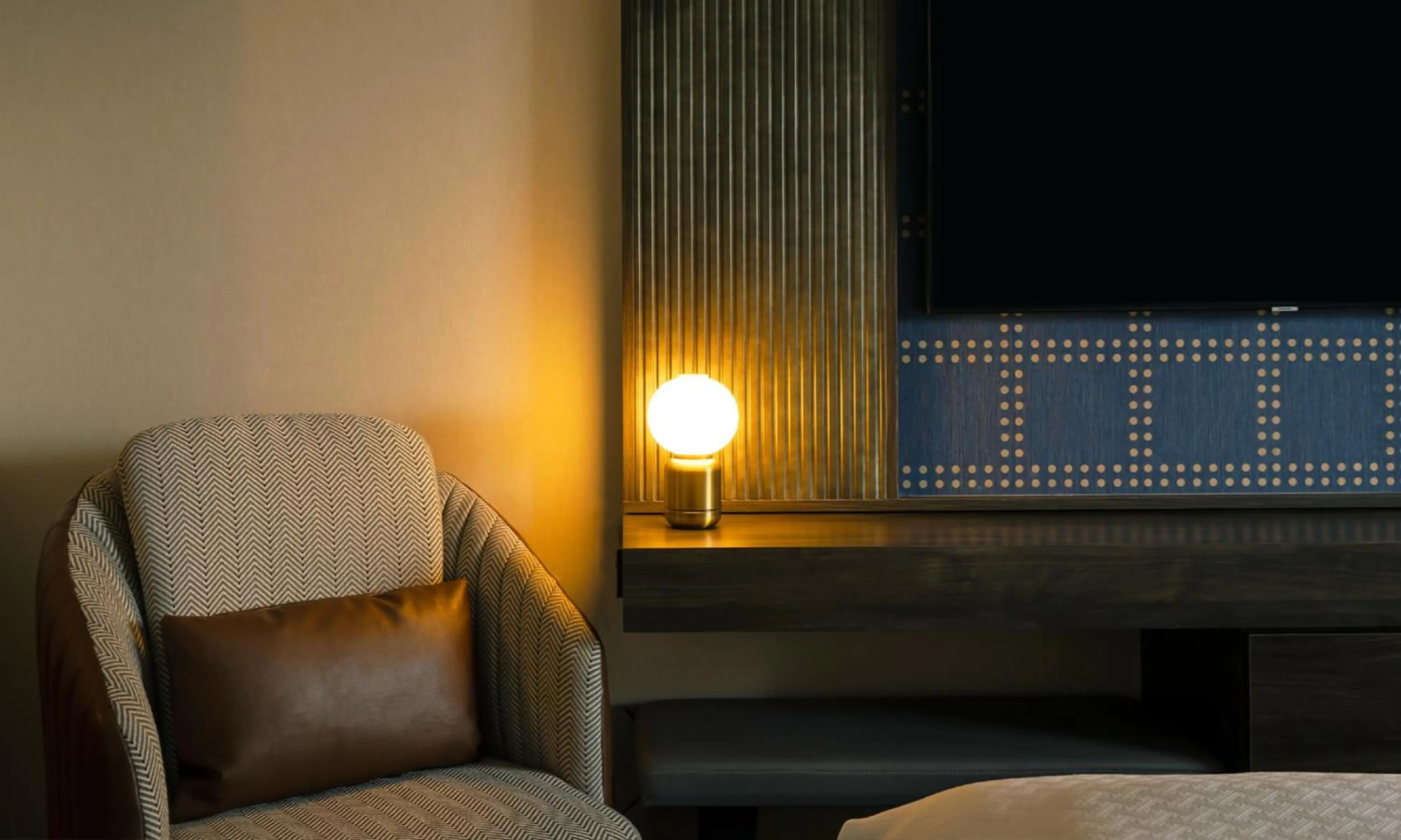 Seating area, Bed in Crowne Plaza Hotel-Niagara Falls/Falls View, an IHG Hotel