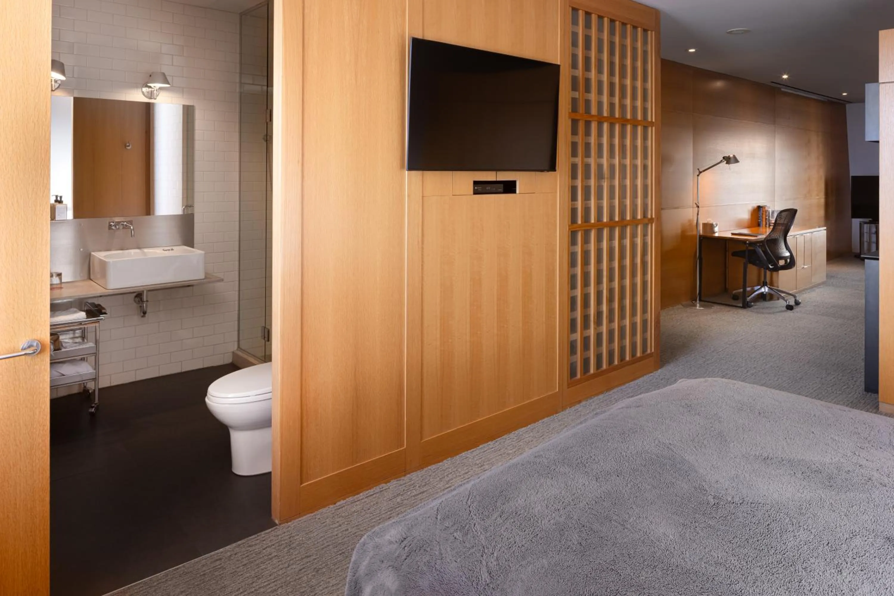 Bathroom, Bed in Hotel Gault