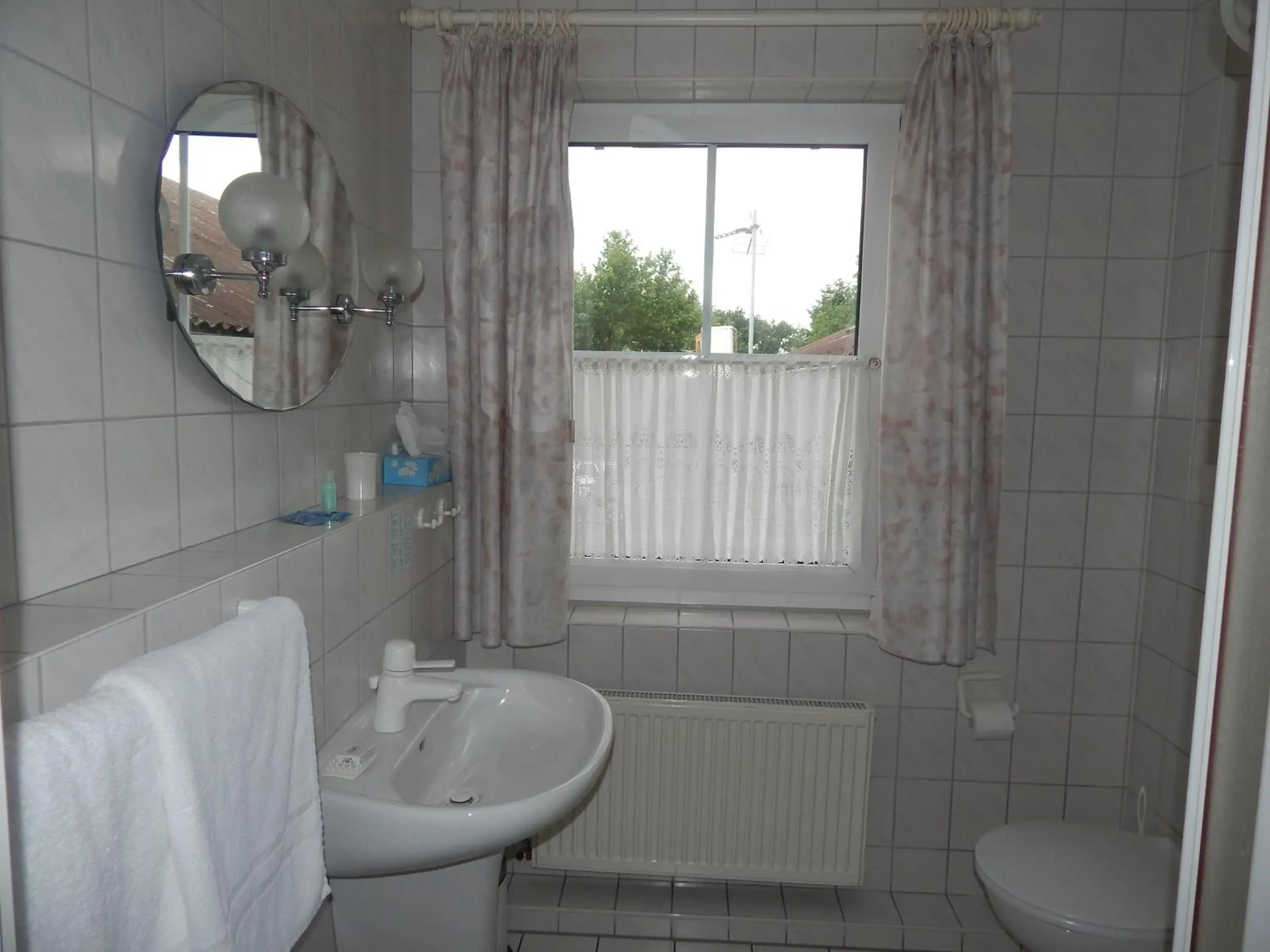 Double Room with Shower in Koll´s Gasthof Double Room with Shower in Koll´s Gasthof
