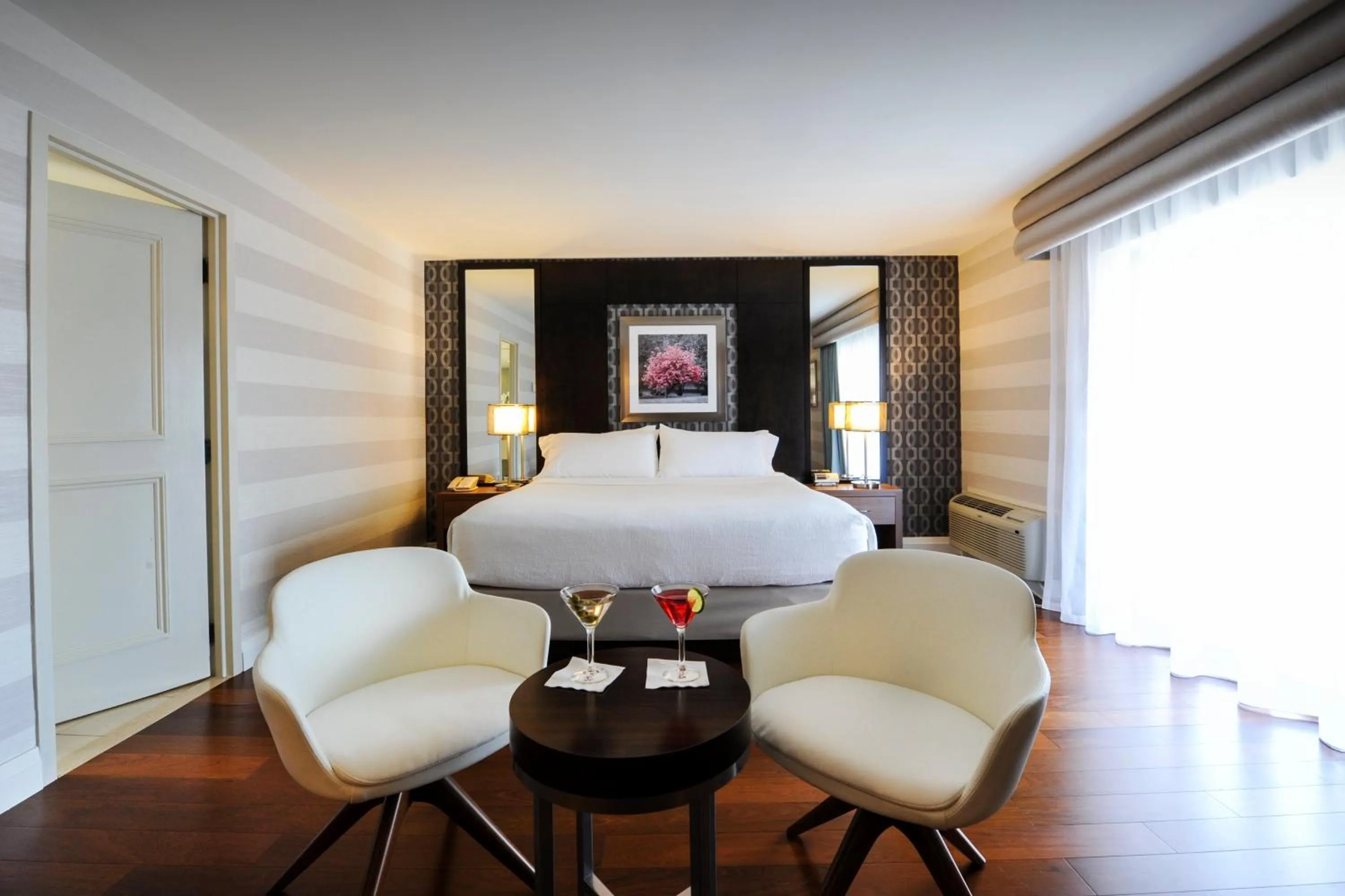 Photo of the whole room, Bed in Holiday Inn Niagara Falls-By the Falls by IHG