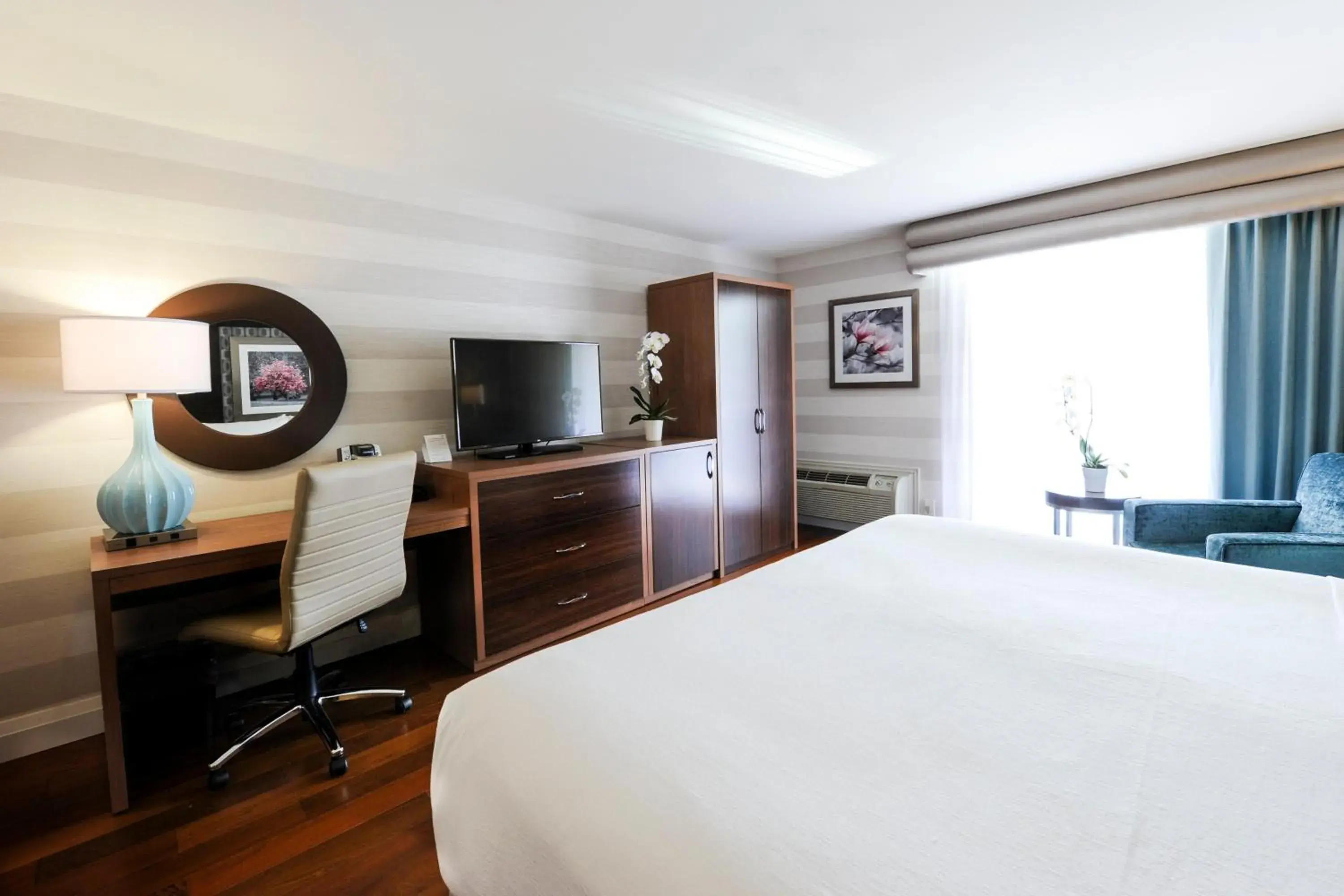 Superior King Room in Holiday Inn Niagara Falls-By the Falls by IHG Superior King Room in Holiday Inn Niagara Falls-By the Falls by IHG