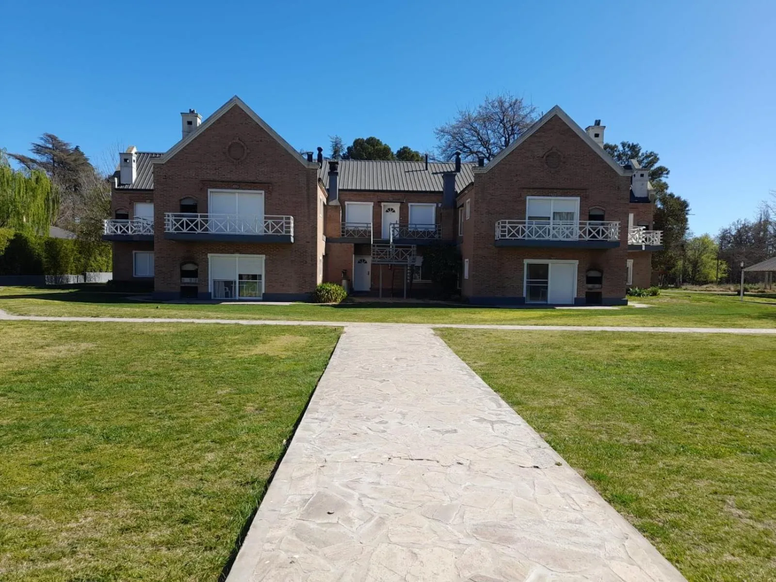 Los Robles Apart Hotel