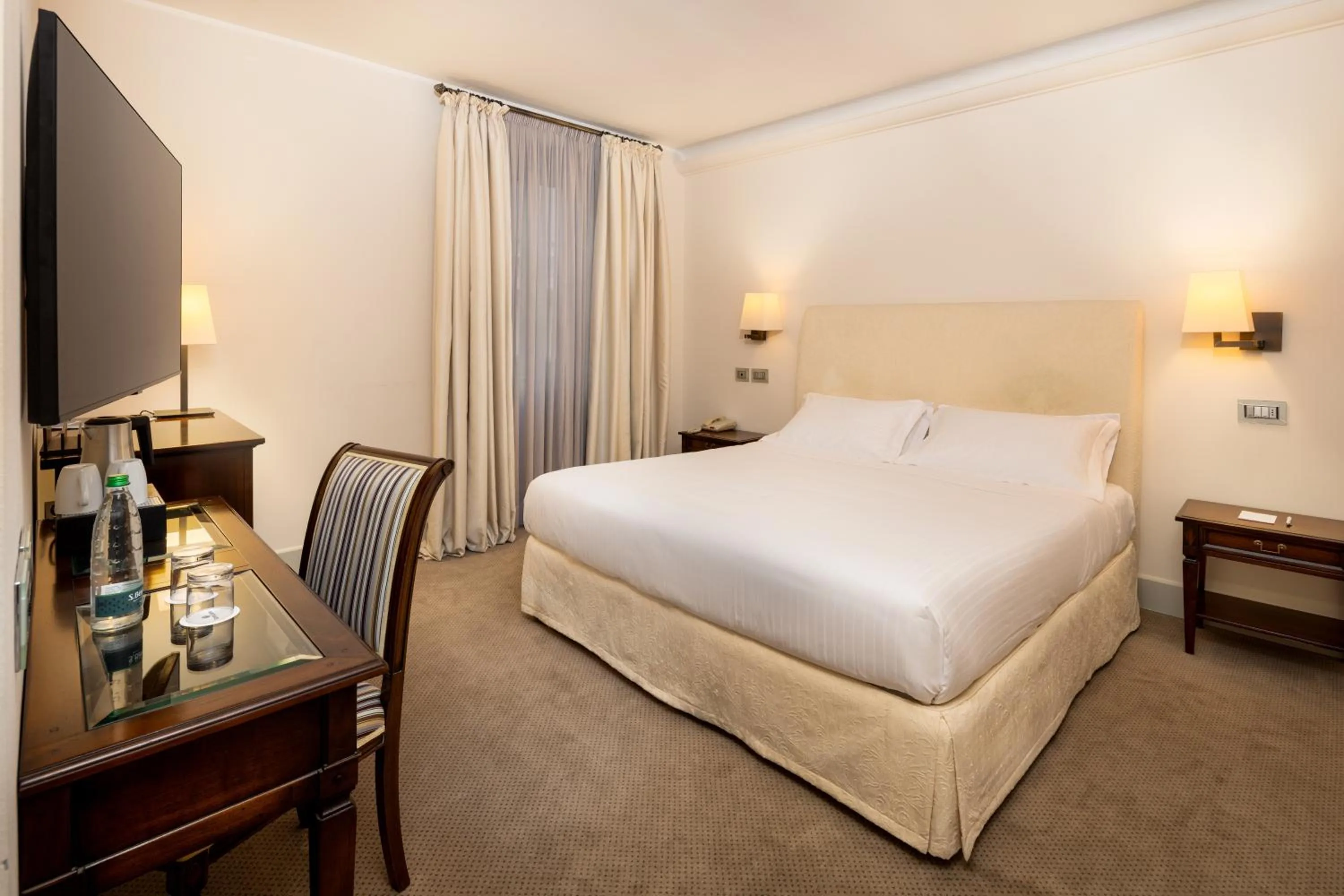 Bed in Grand Hotel della Posta, WorldHotels Distinctive