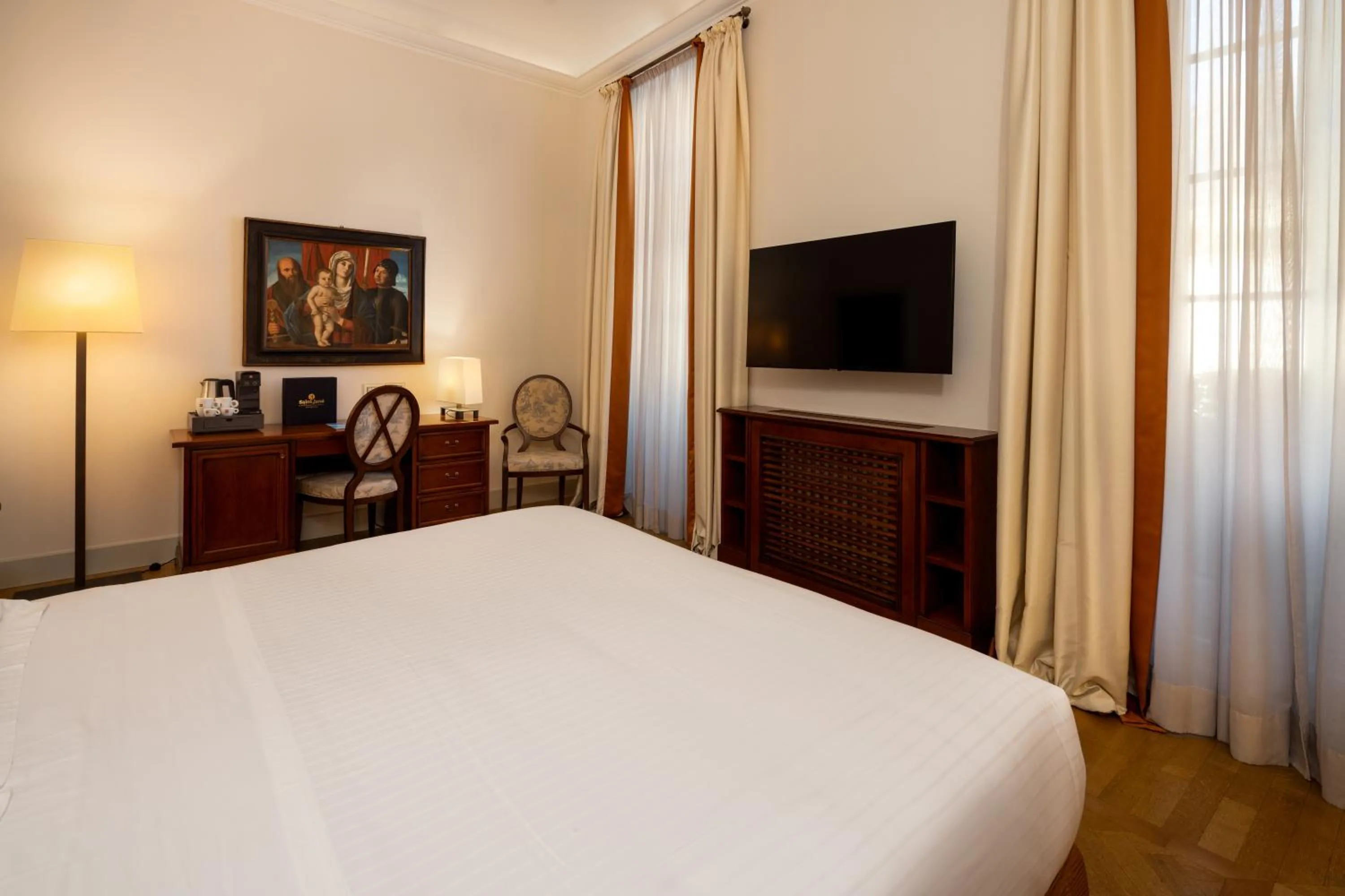 Bed in Grand Hotel della Posta, WorldHotels Distinctive