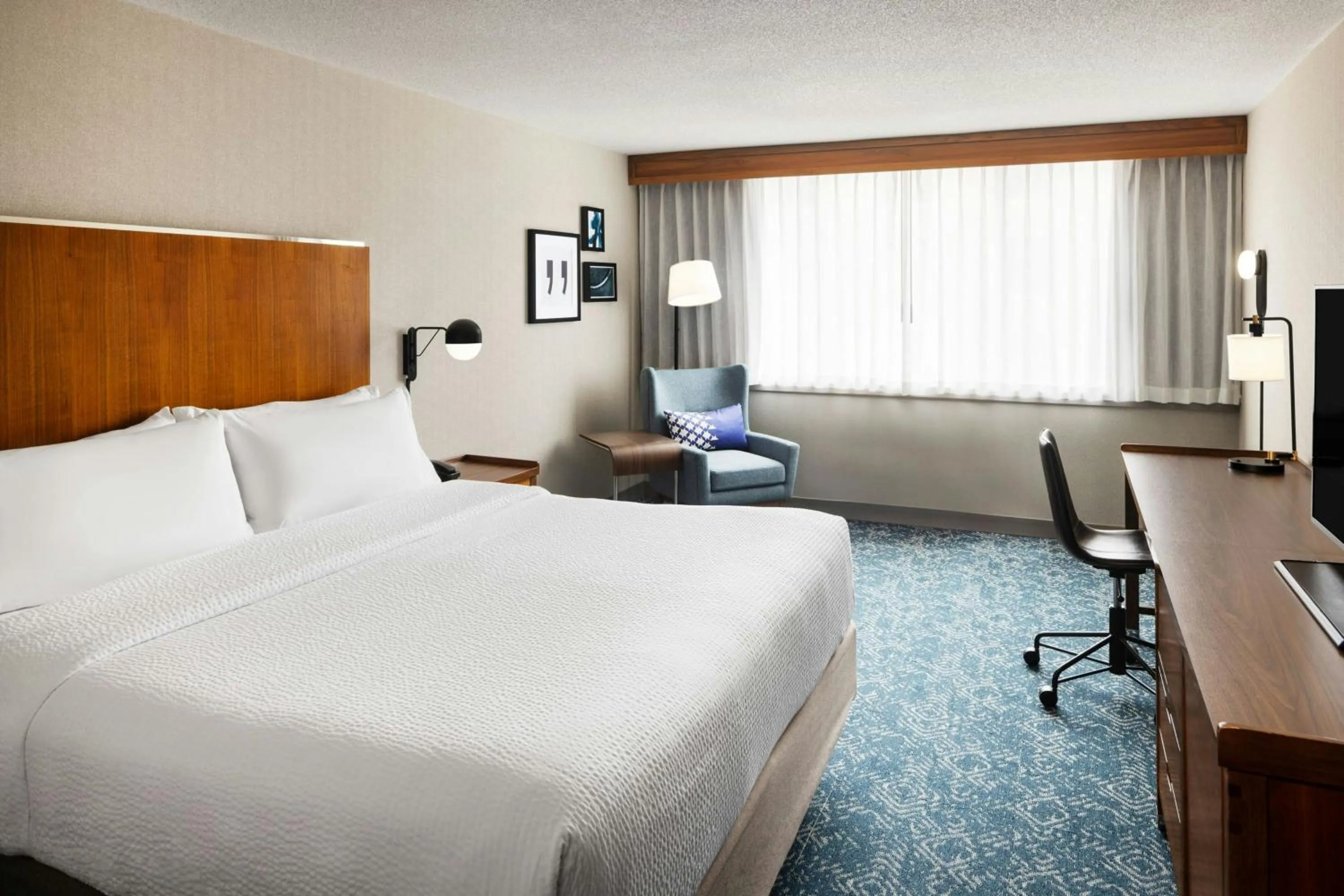 Photo of the whole room, Bed in Four Points by Sheraton Halifax