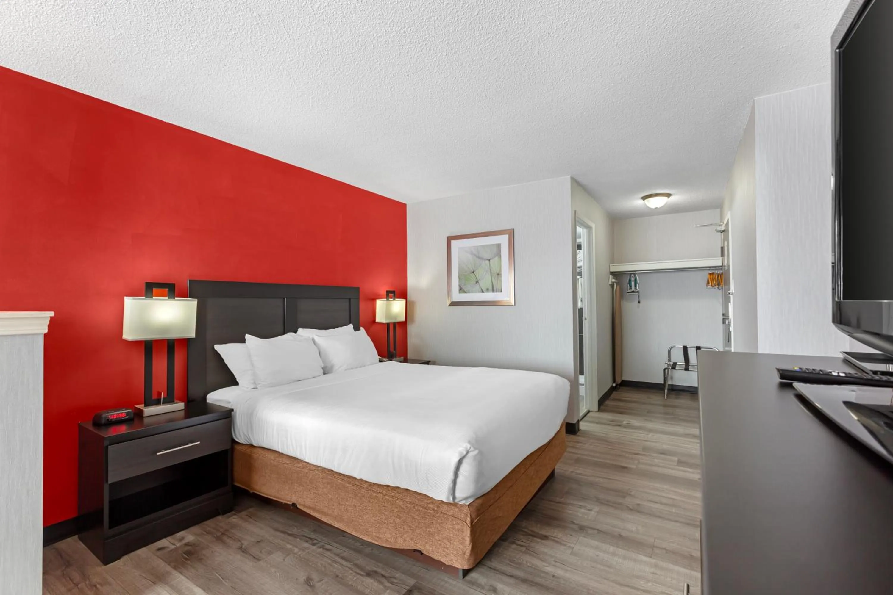 Photo of the whole room, Bed in Quality Inn & Suites 5585 Ambler Drive Mississauga Ontario