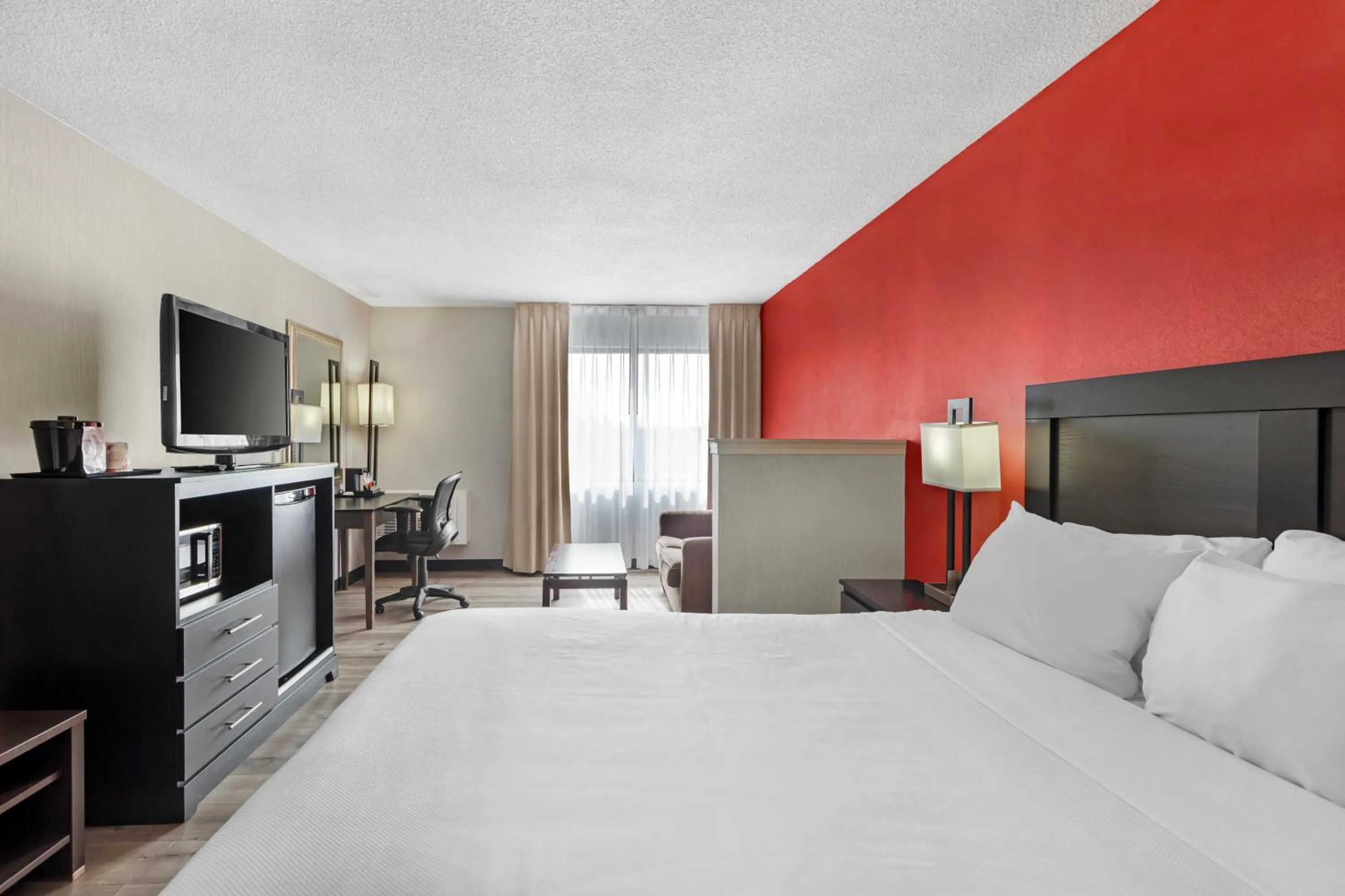 Photo of the whole room, Bed in Quality Inn & Suites 5585 Ambler Drive Mississauga Ontario